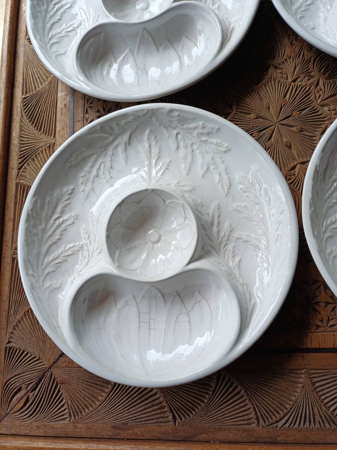 4 barbotine plates with artichoke pattern from Bordallo.