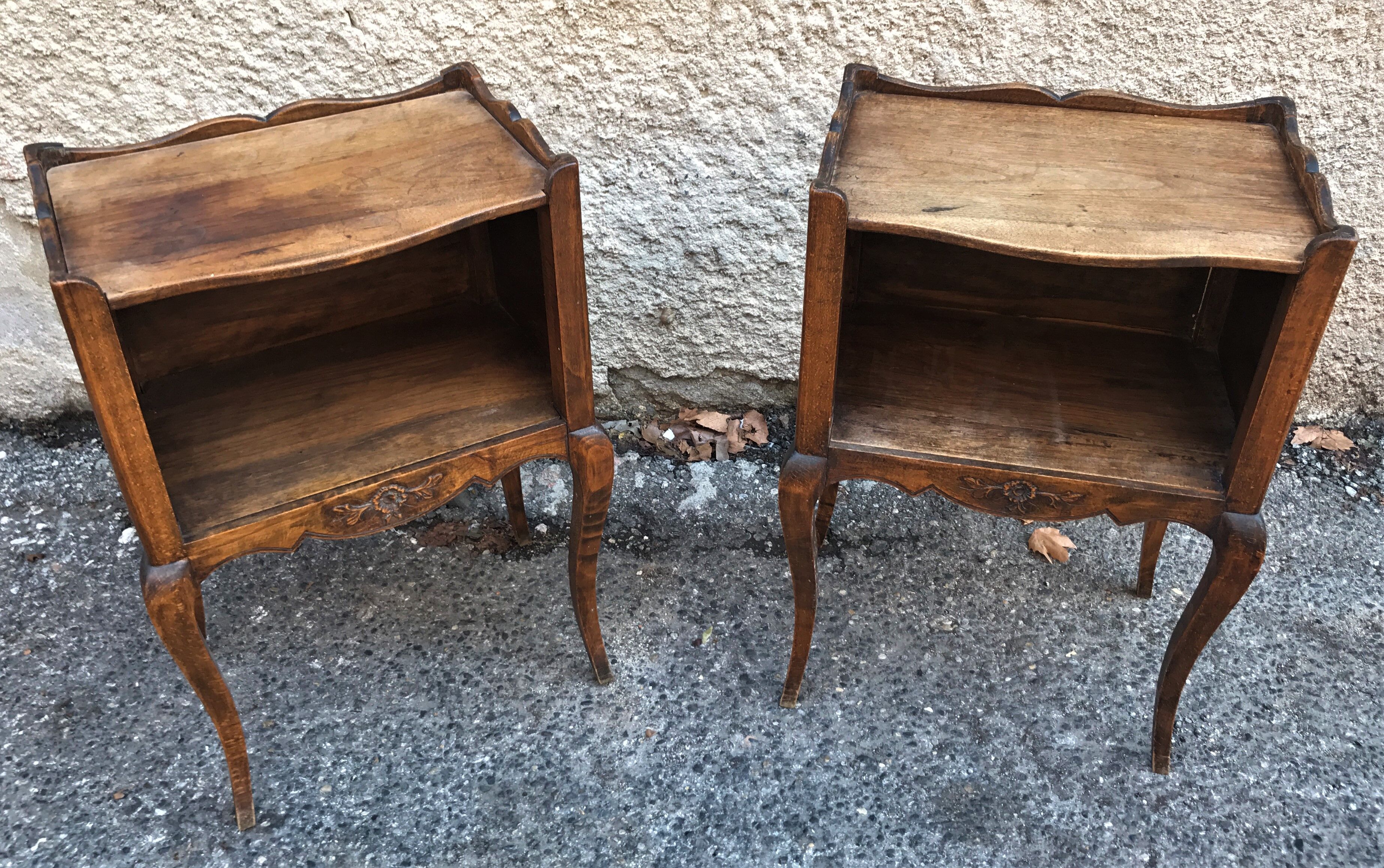 Paire de tables de chevet style Louis XV
