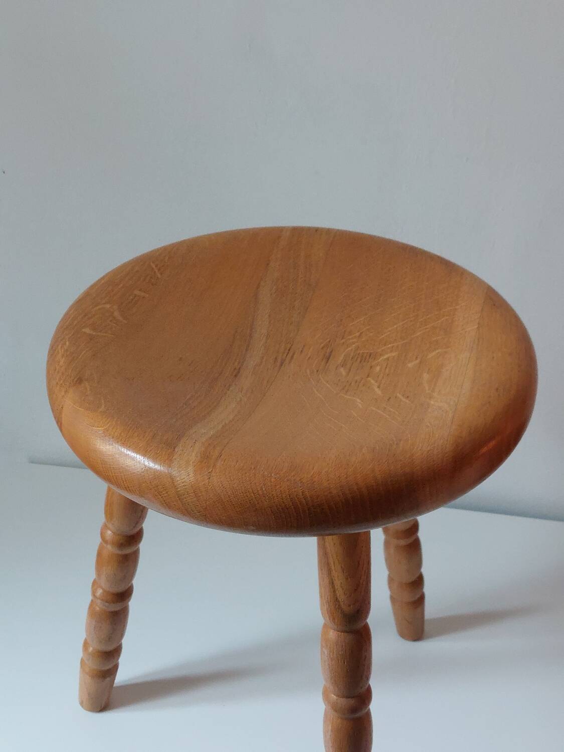 Vintage en bois tourné tabouret du milieu du siècle avec un siège épais.
