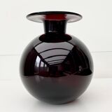 Vase en verre violet vers les années 1960