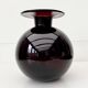 Vase en verre violet vers les années 1960