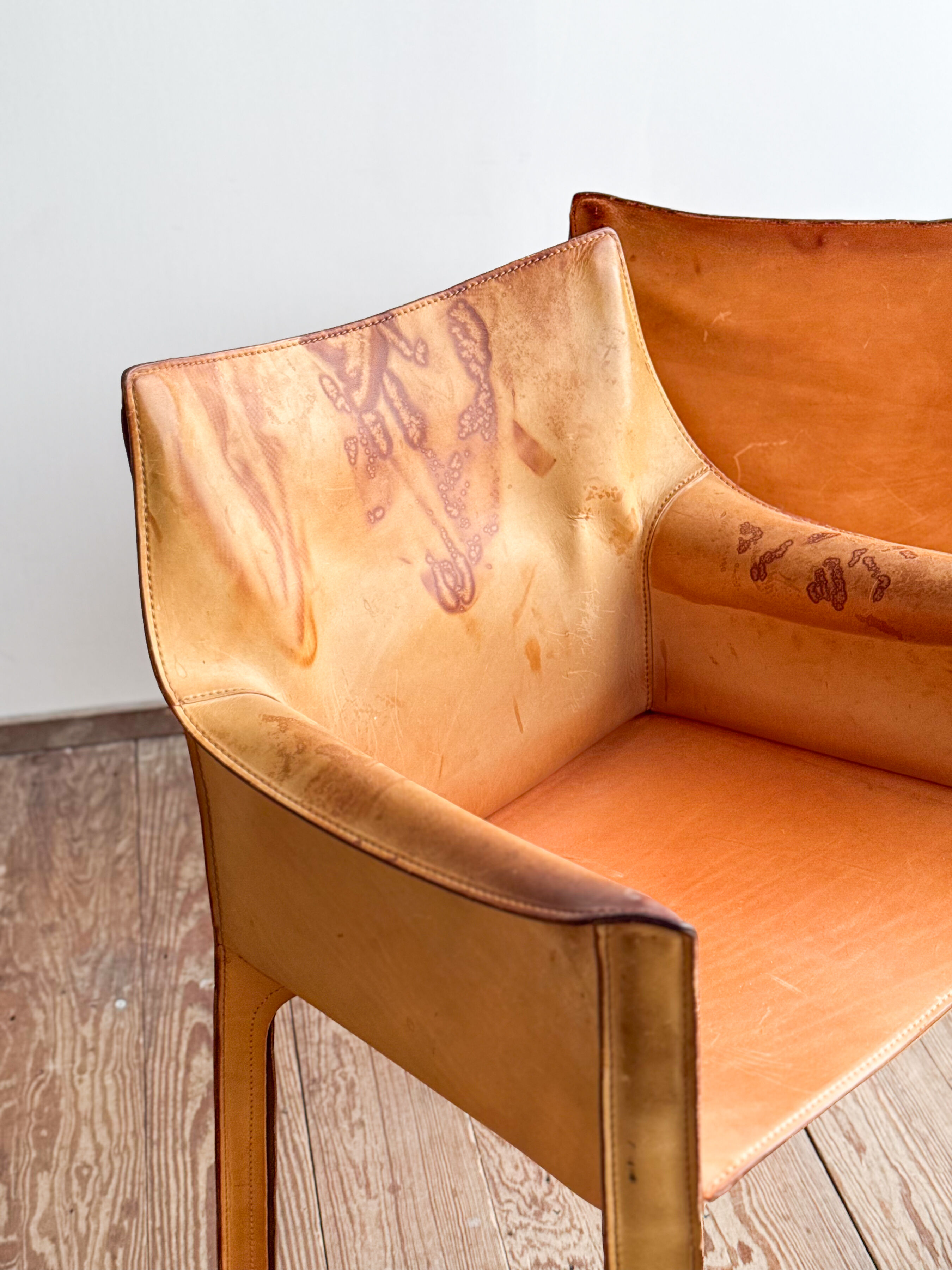 Paire de fauteuils Cab 413 par Mario Bellini en cuir beige patiné, Cassina