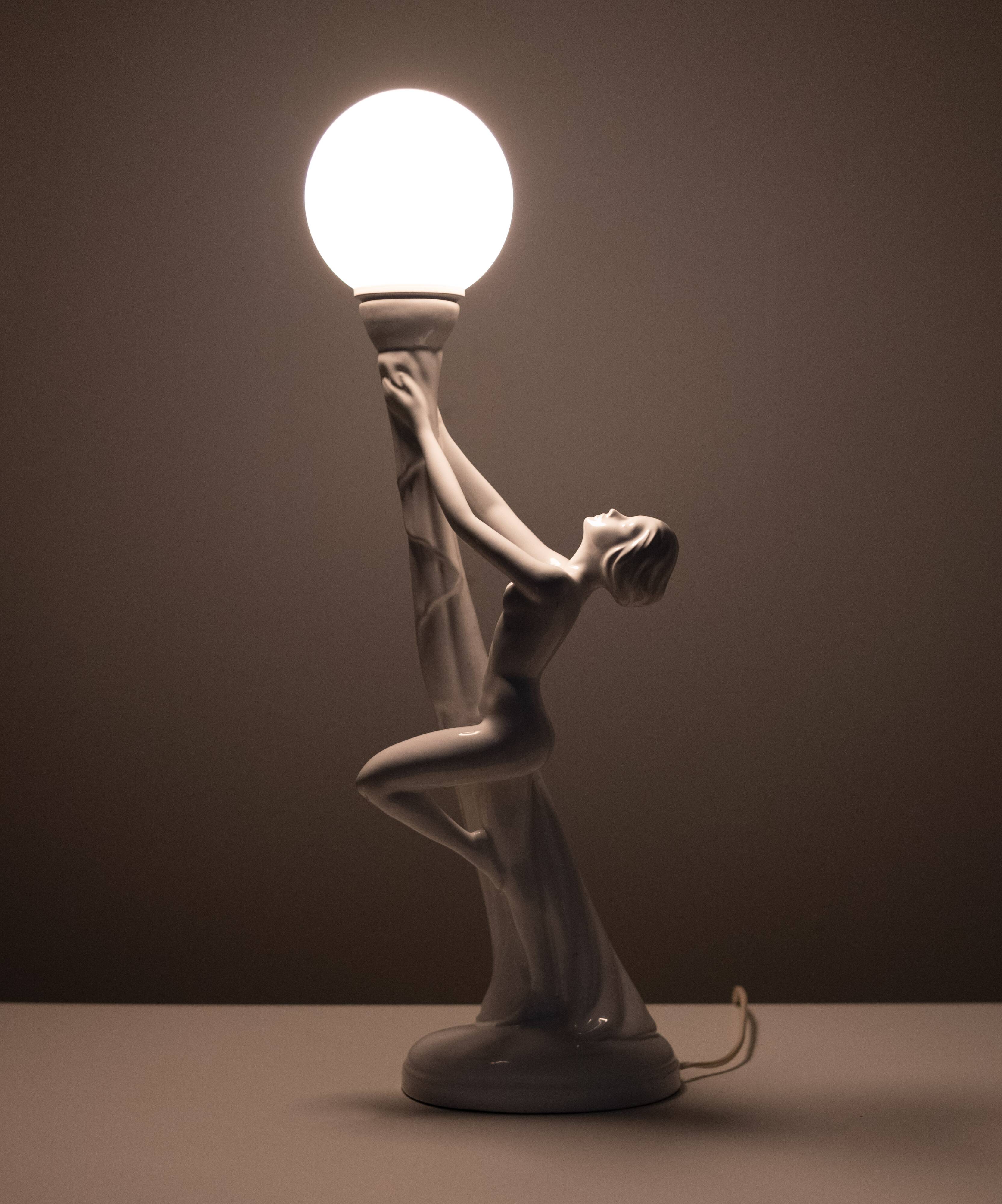Lampe art déco femme nue en céramique blanche globe italie années 70