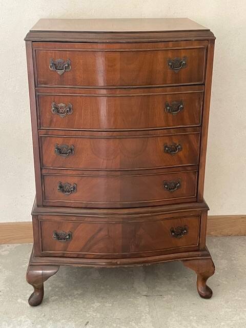 mahogany chest of drawers