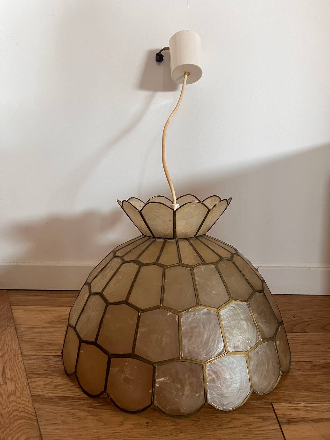 Mother-of-pearl suspension