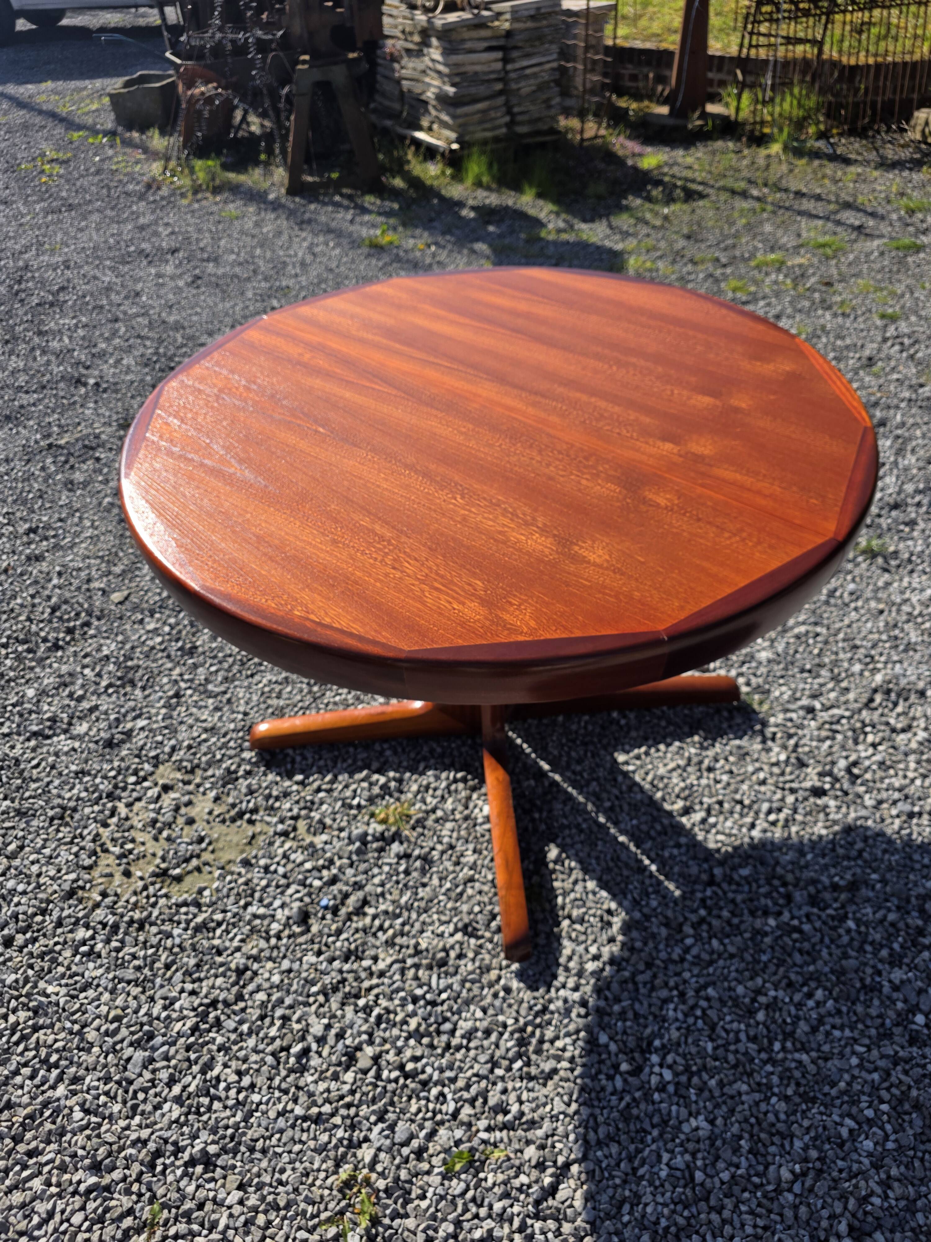 Baumann extendable table in teak from the 1960s.