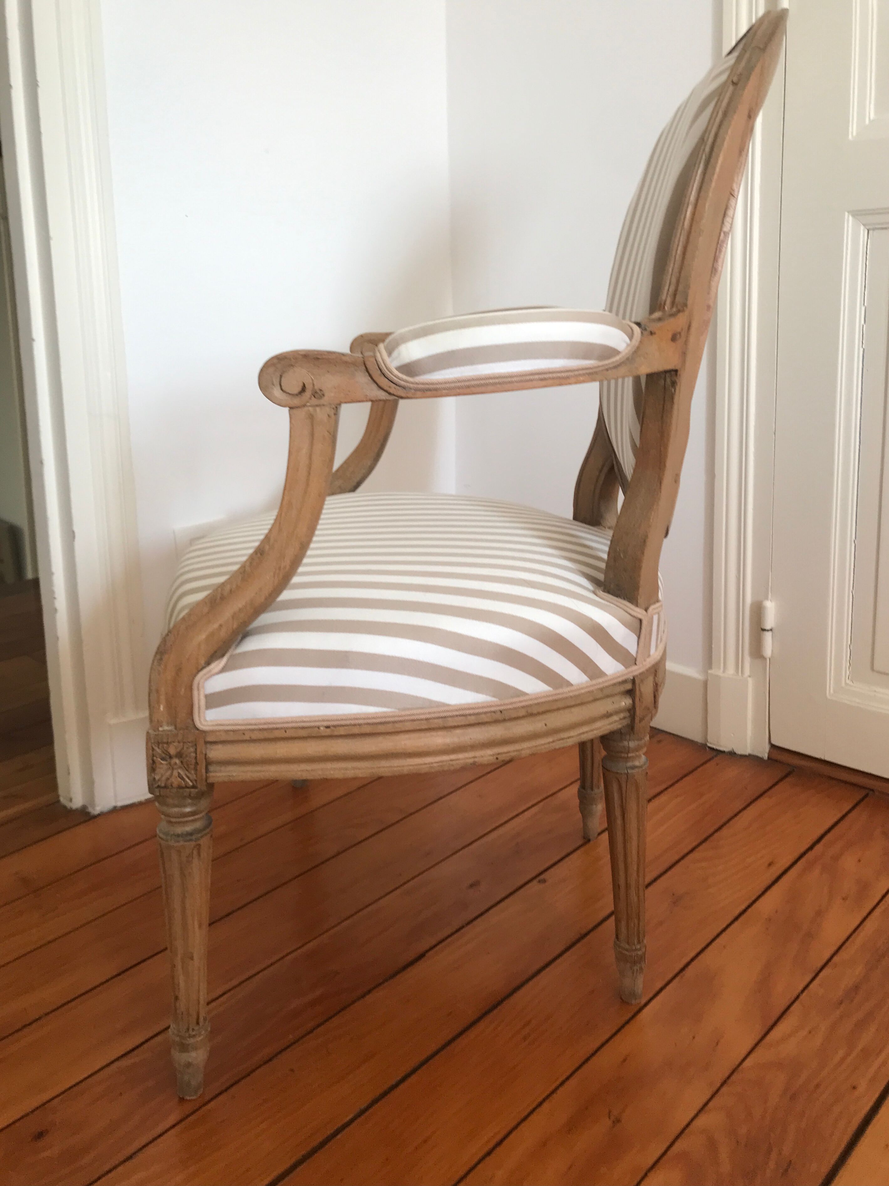 Paire de fauteuils à médaillon époque Louis XVI