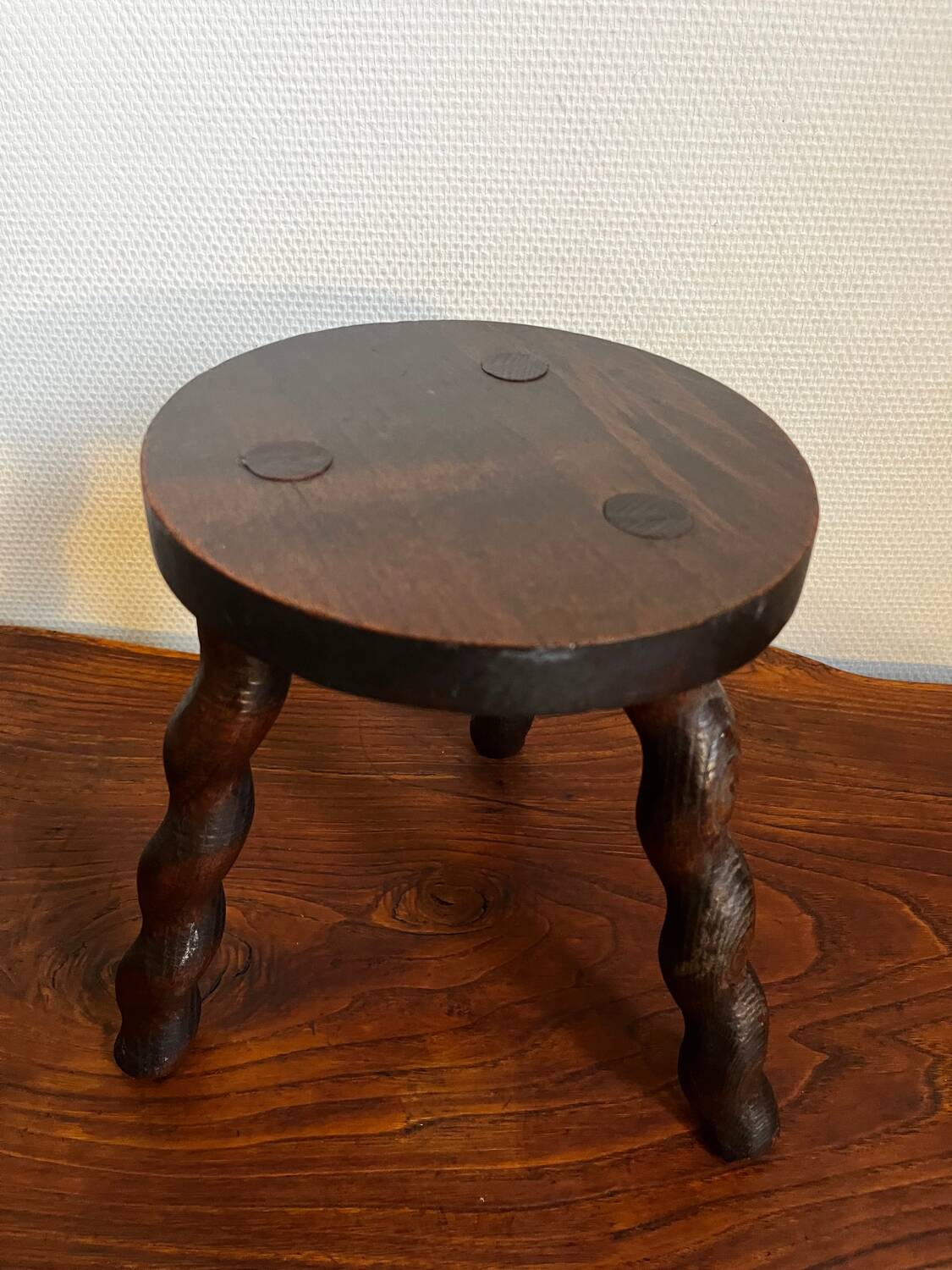 Tabouret tripode en bois tourné