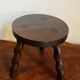 Tabouret tripode en bois tourné