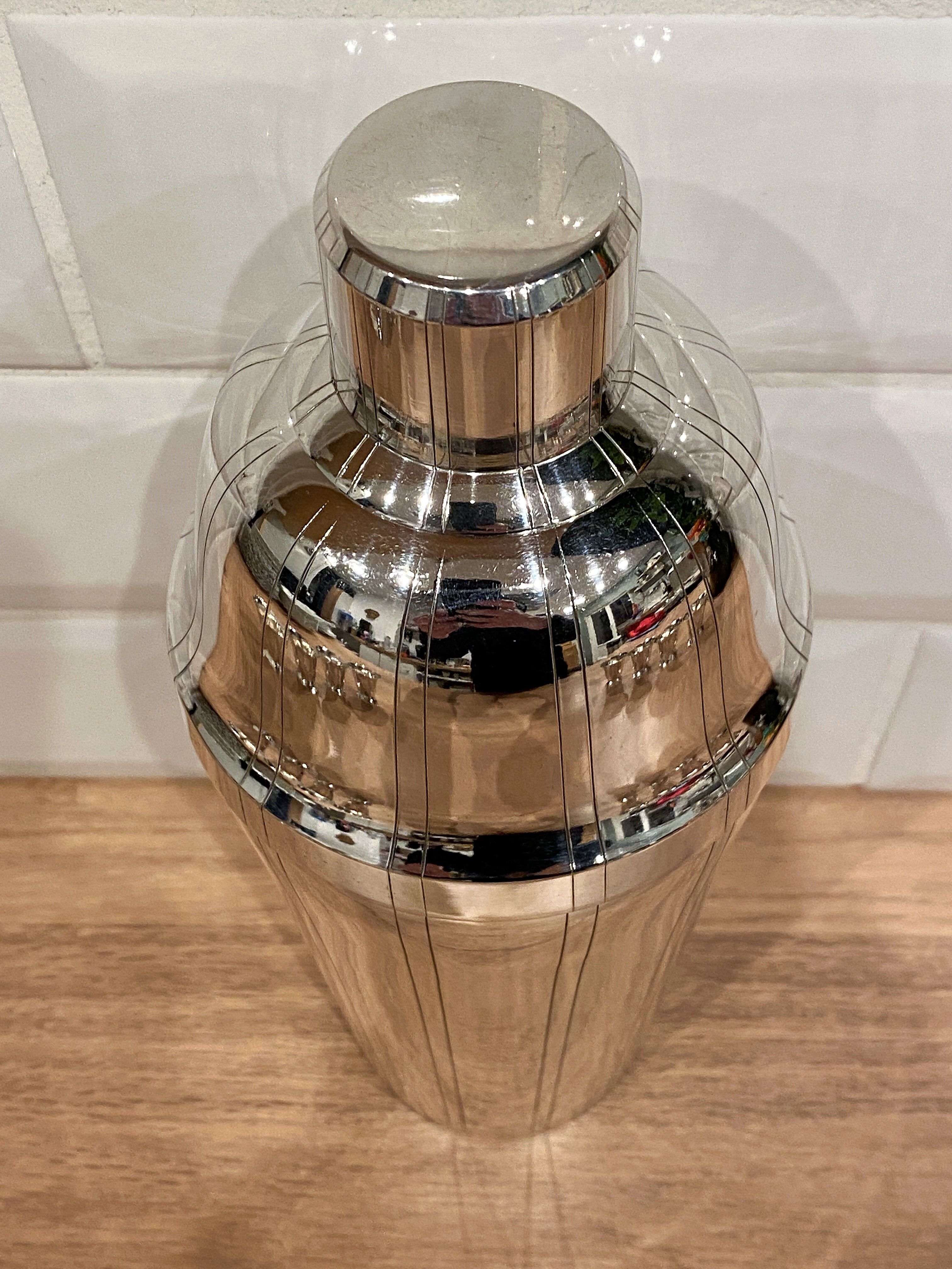 Shaker et 8 gobelets