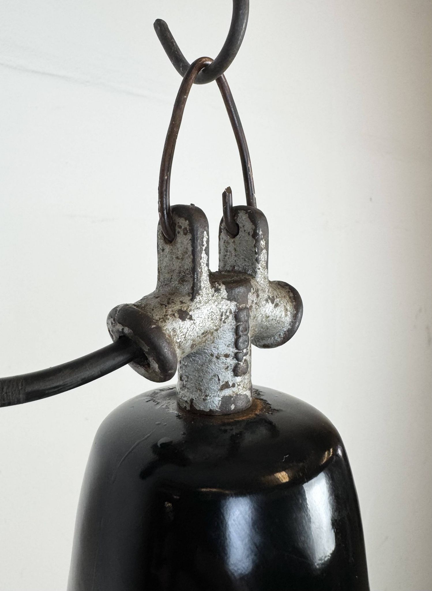 Lampe d'usine industrielle en émail noir avec dessus en fonte, années 1950