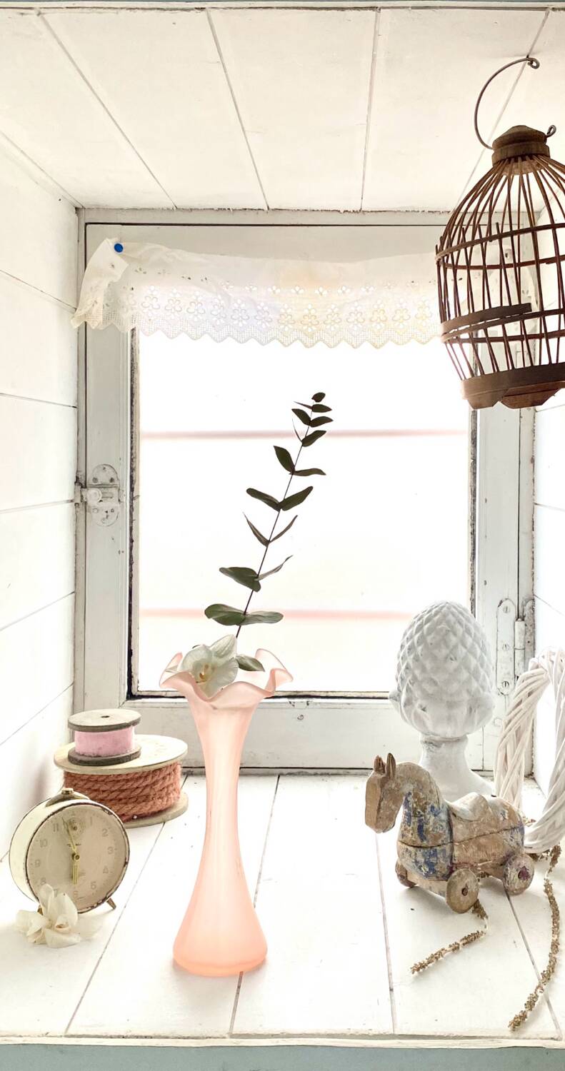 Vase en verre poli rose