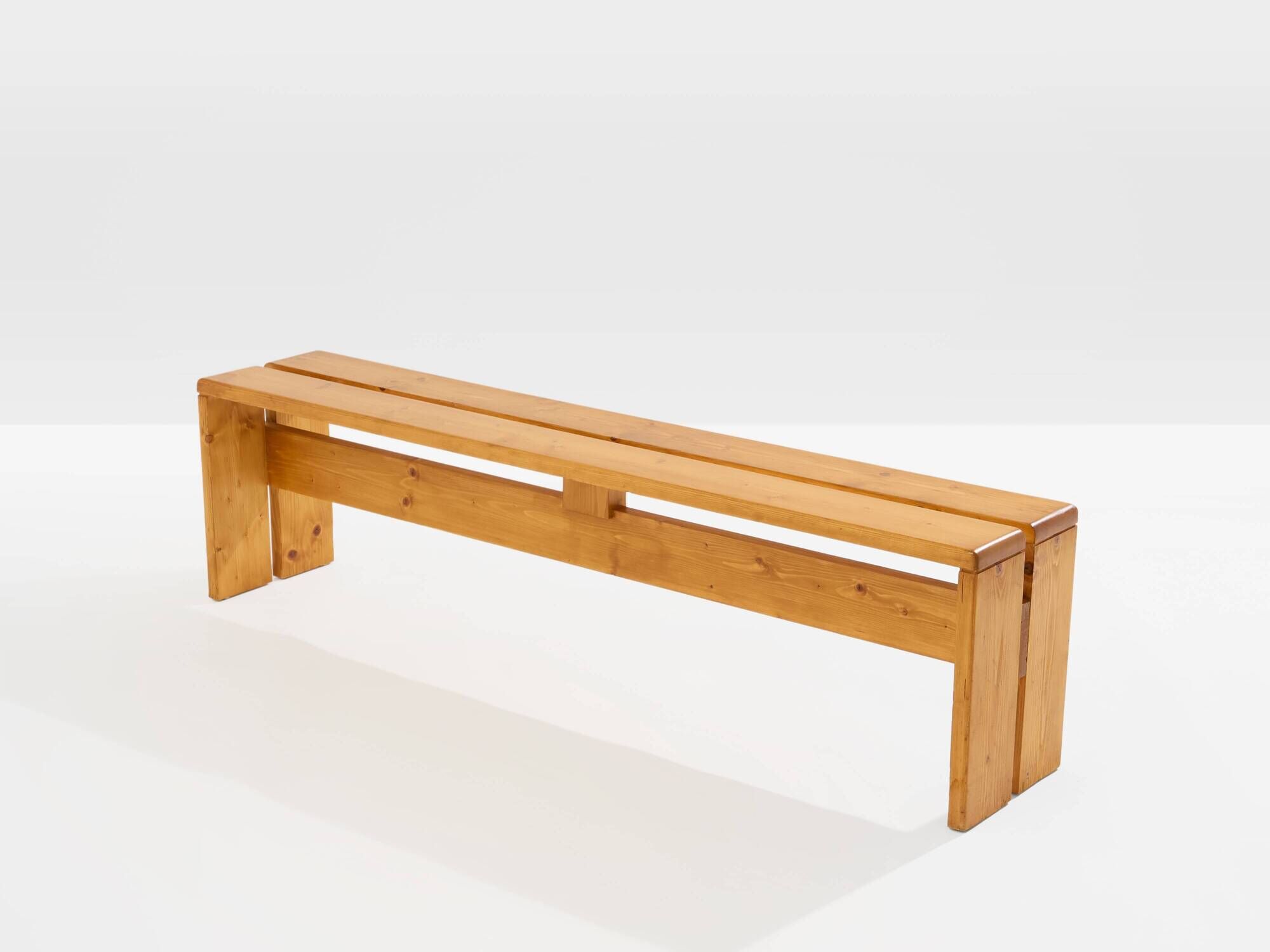 Paire de bancs Charlotte Perriand en pin Les Arcs 1970
