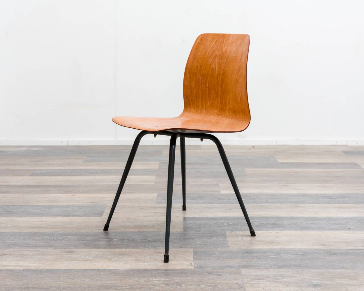 Set of 6 Pagholz chairs in a two-tone design, Pag Presswerke edition.