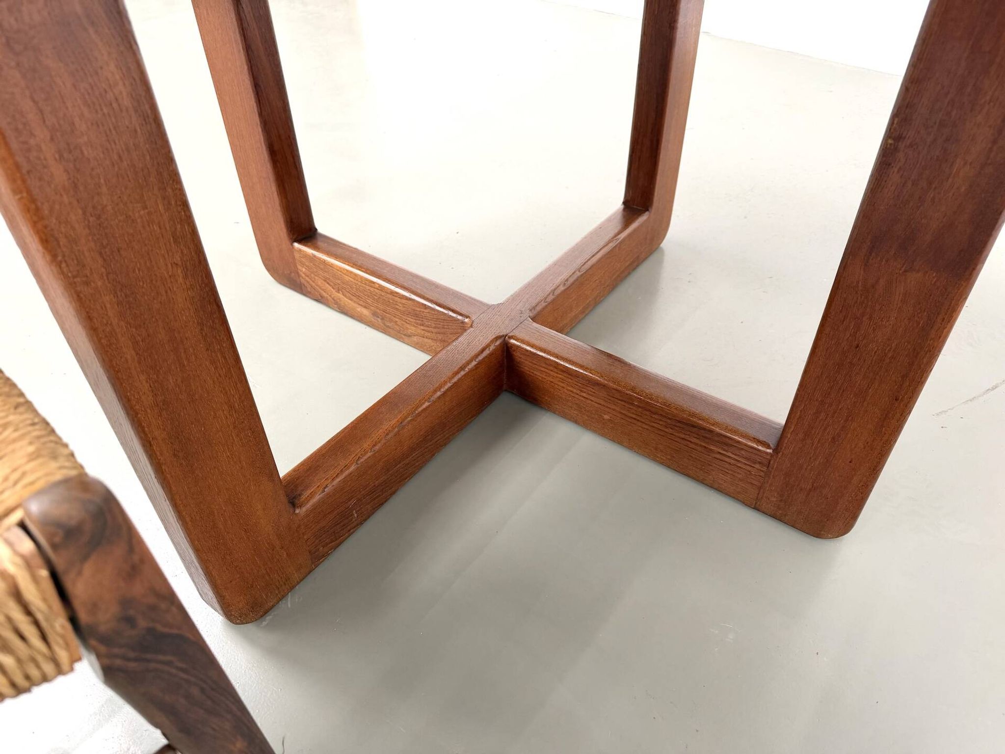 Table ronde moderniste en orme massif, piètement croisé