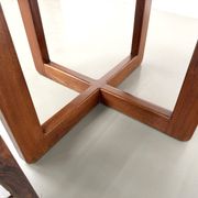 Table ronde moderniste en orme massif, piètement croisé