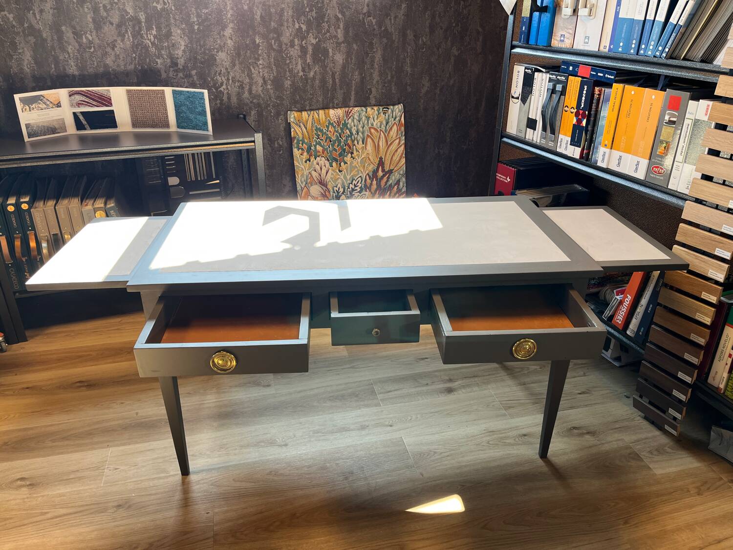 Desk - table - entrance furniture