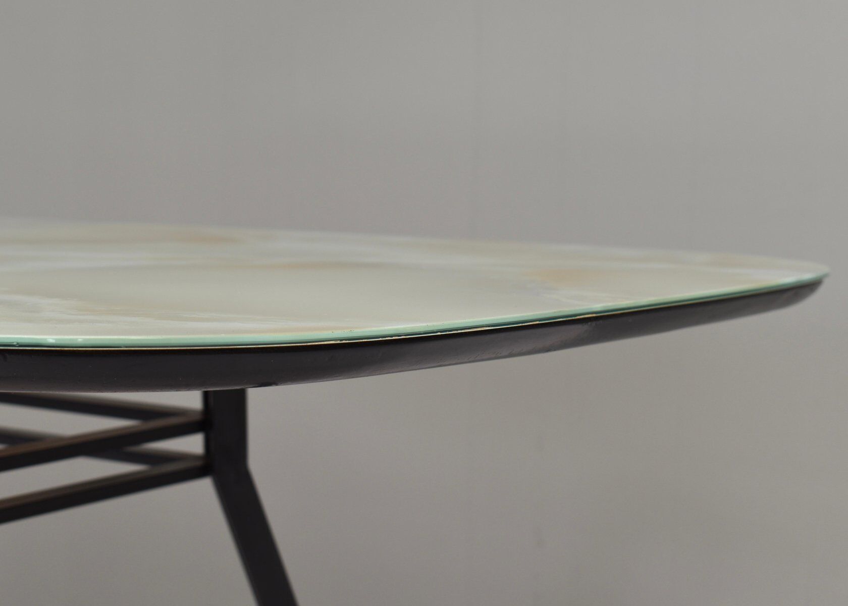 Table à manger italienne avec base en métal et plateau en verre et laiton, années 1950.