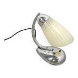 Lampe avec base chromée et abat-jour en verre lait lampe de table vintage