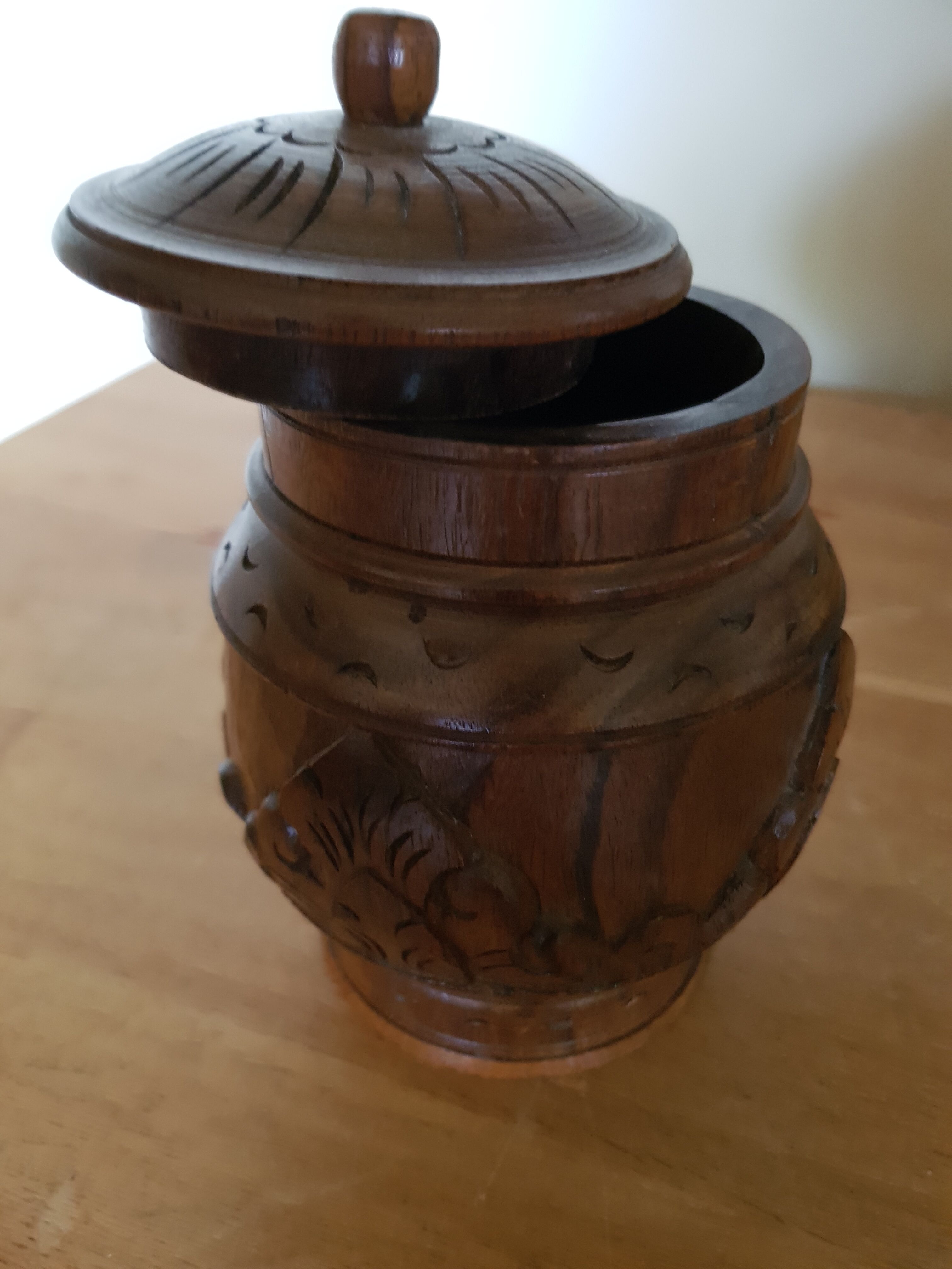 Wooden pot with Vintage sculptures