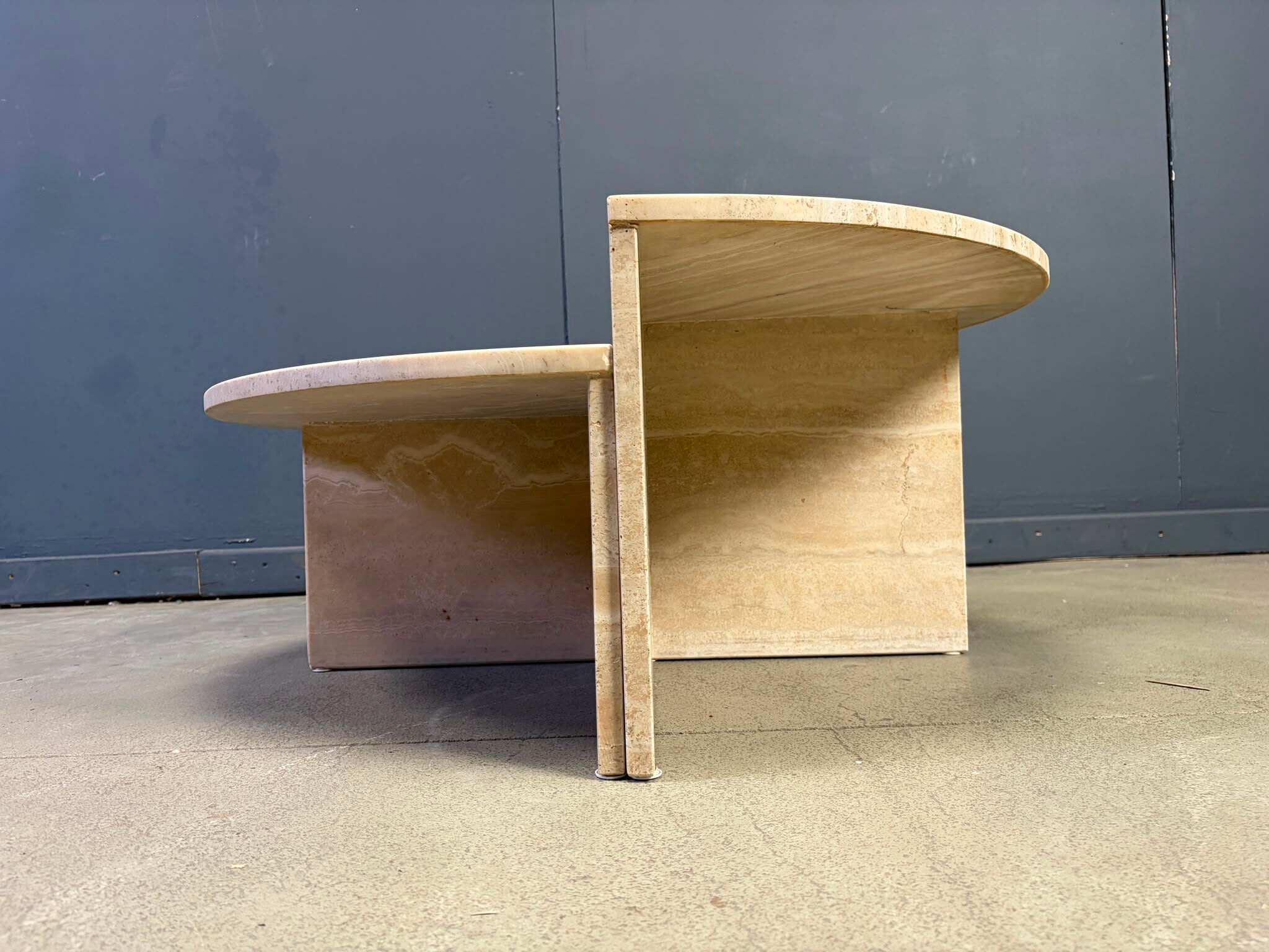 Paire de tables basses en travertin, années 1970