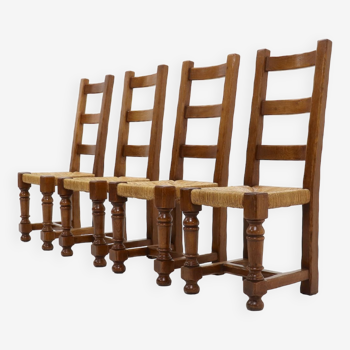Ensemble de 4 chaises de salle à manger en chêne français et à dos d’échelle de jonc années 1950