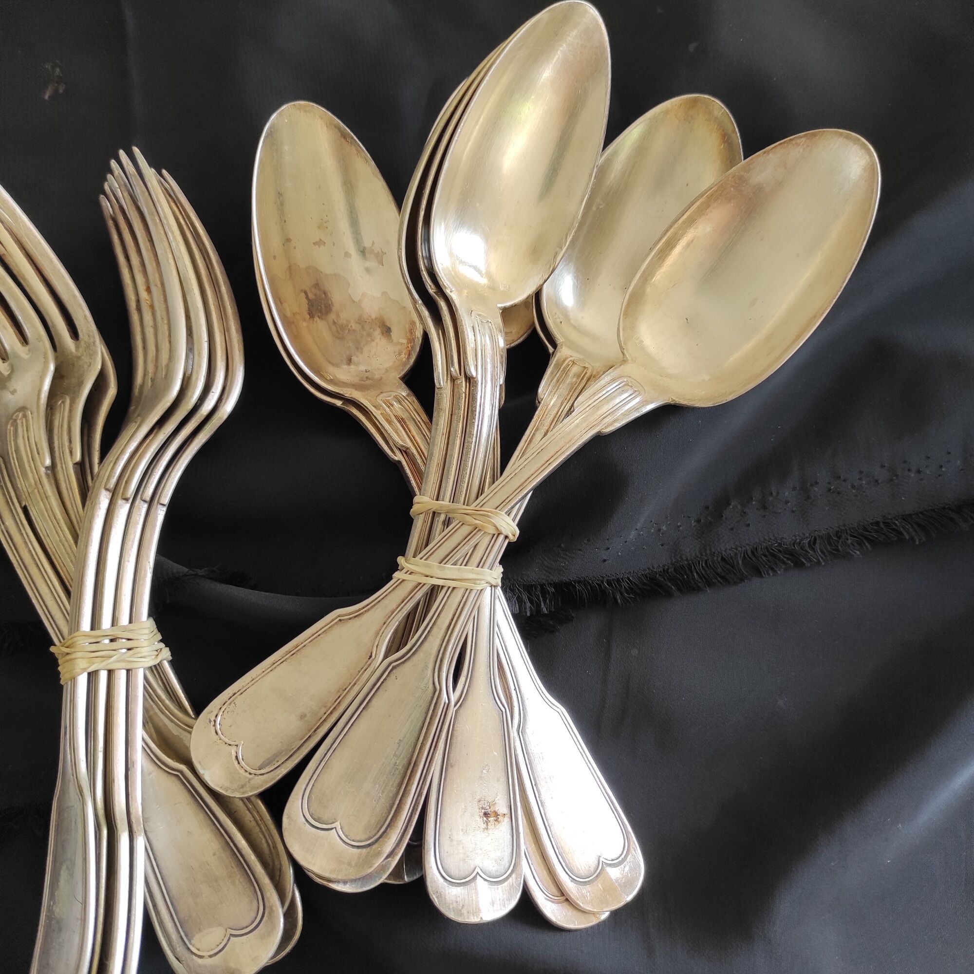 9 antique forks and 9 spoons grade 84 with classic décor