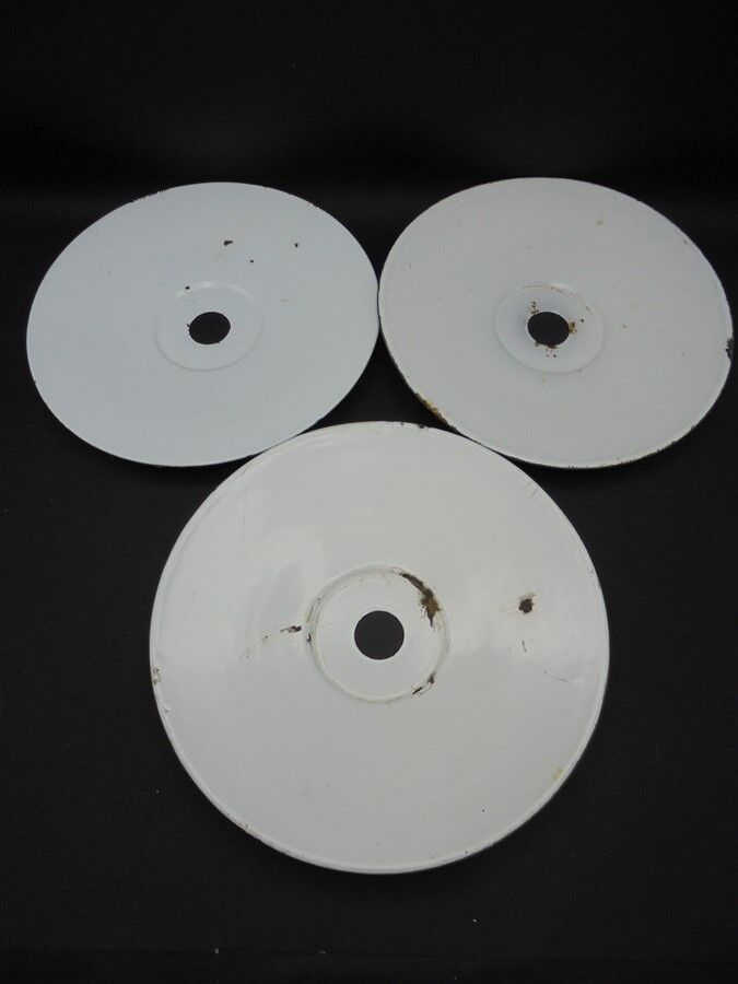 Trio of green suspensions in enamelled sheet metal