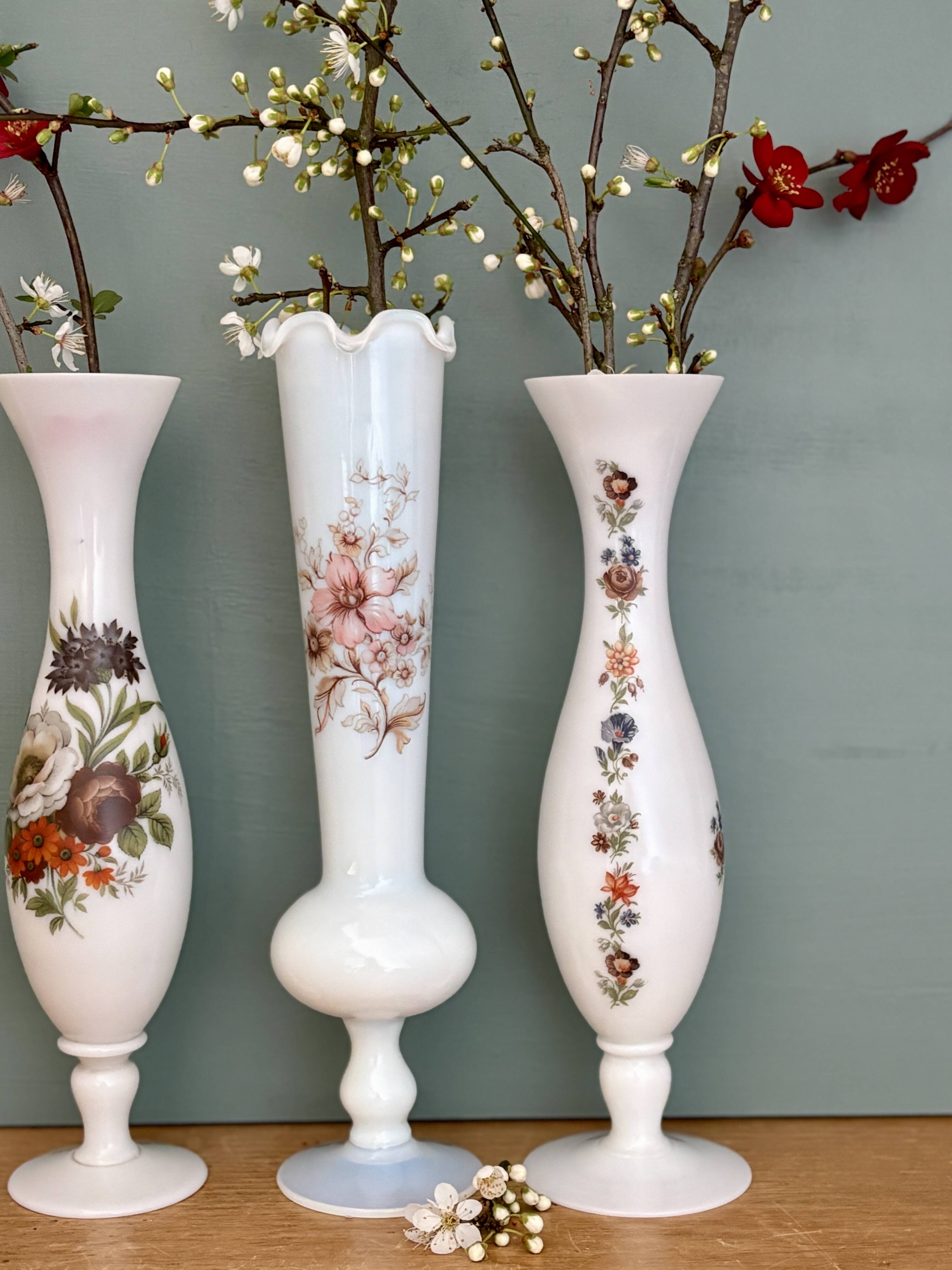 Set of 3 vintage vases/soliflores in white opaline with floral decorations.