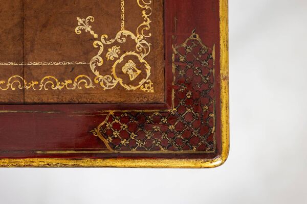 Bureau plat de style Louis XV à décor de scènes lacustres. Circa 1800.