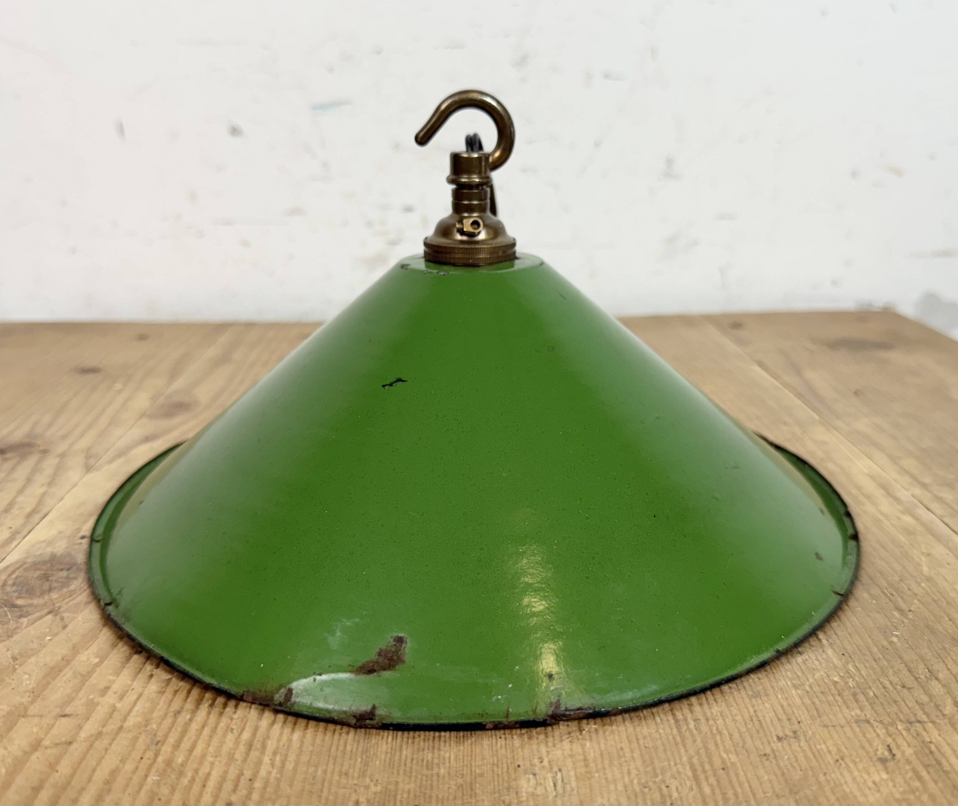 Suspension industrielle britannique en émail vert, années 1950