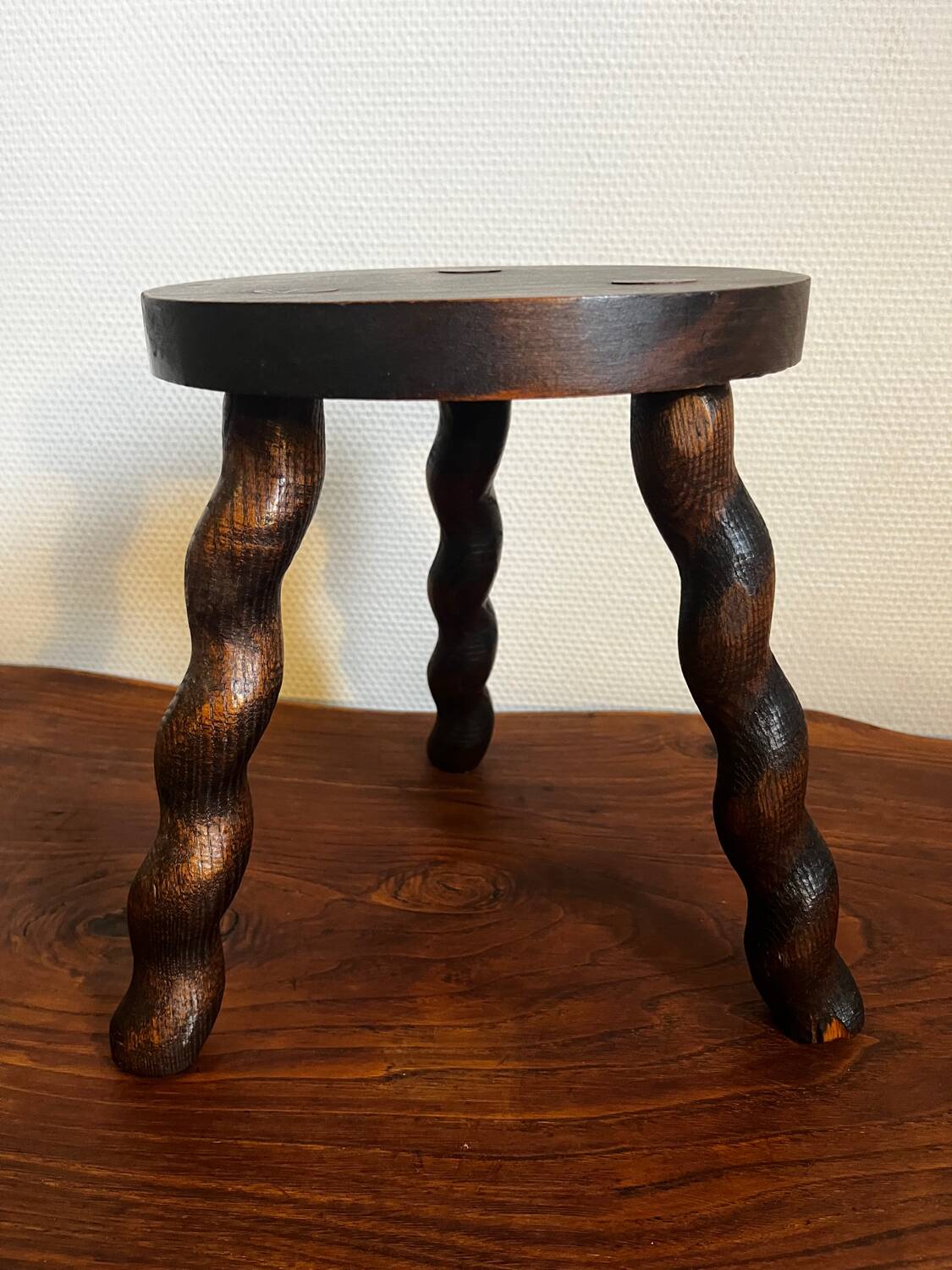 Tabouret tripode en bois tourné