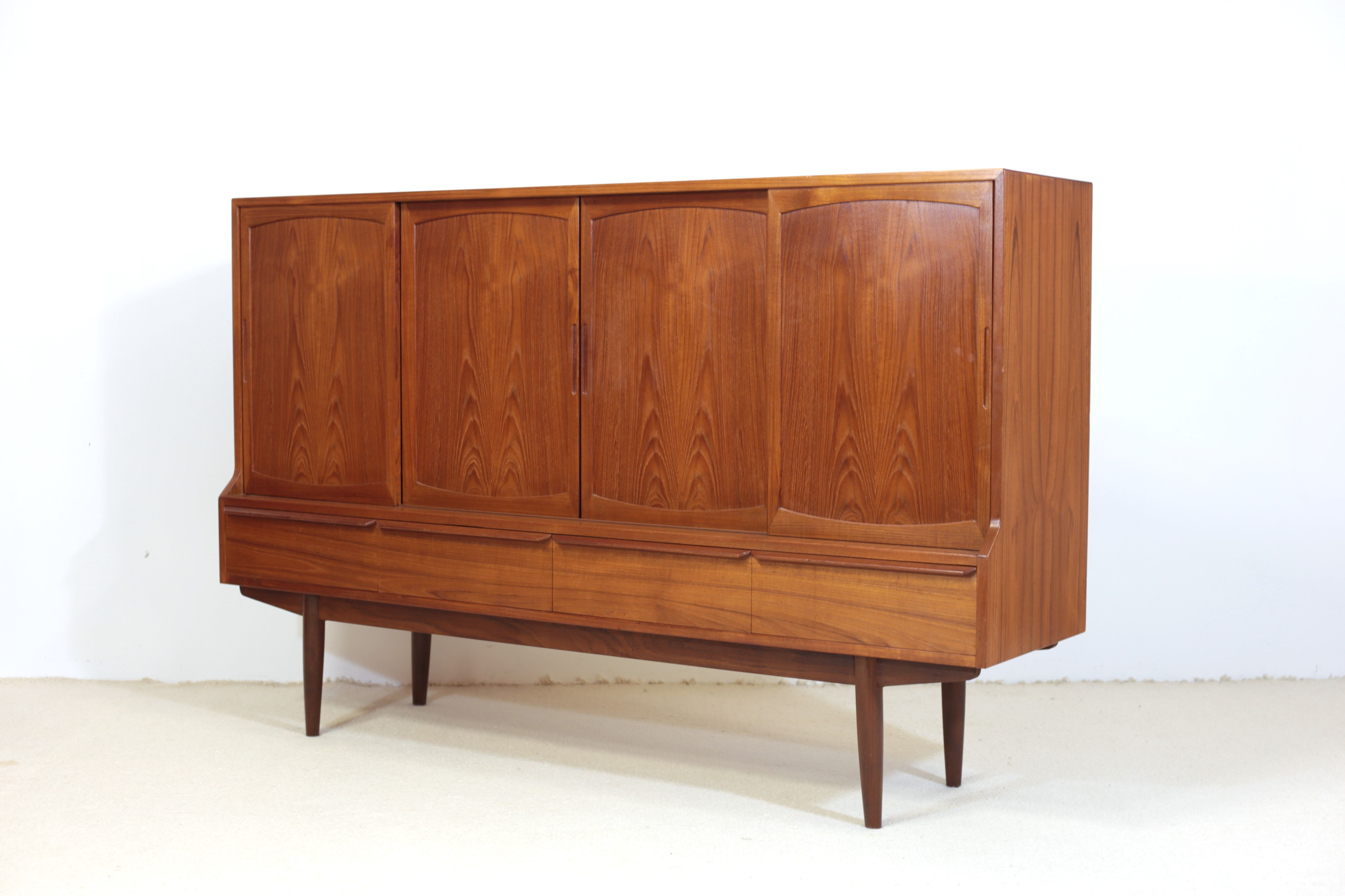 Henning Kjaernulf high sideboard