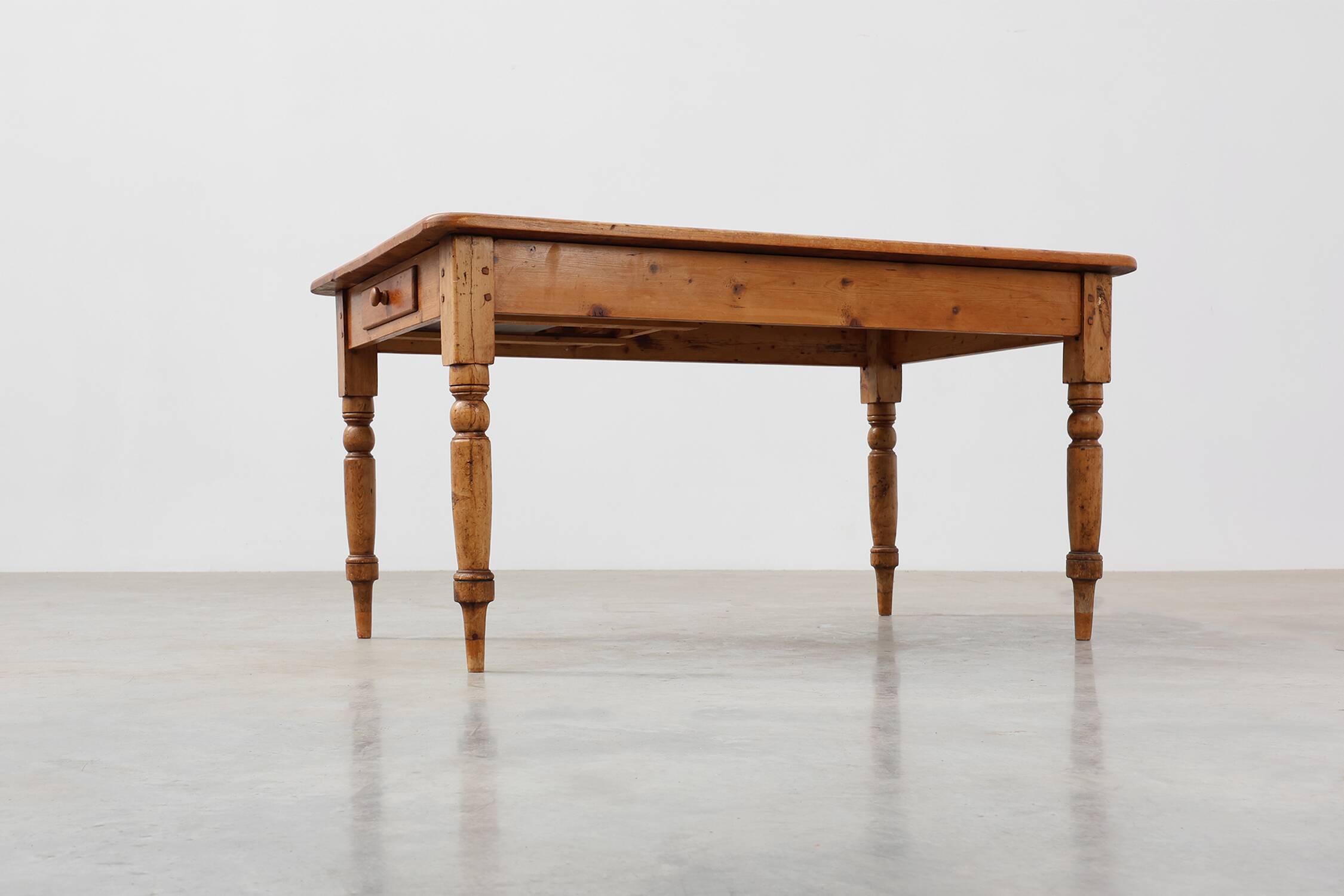 Table de ferme en pin ancien, France, fin du 19e siècle