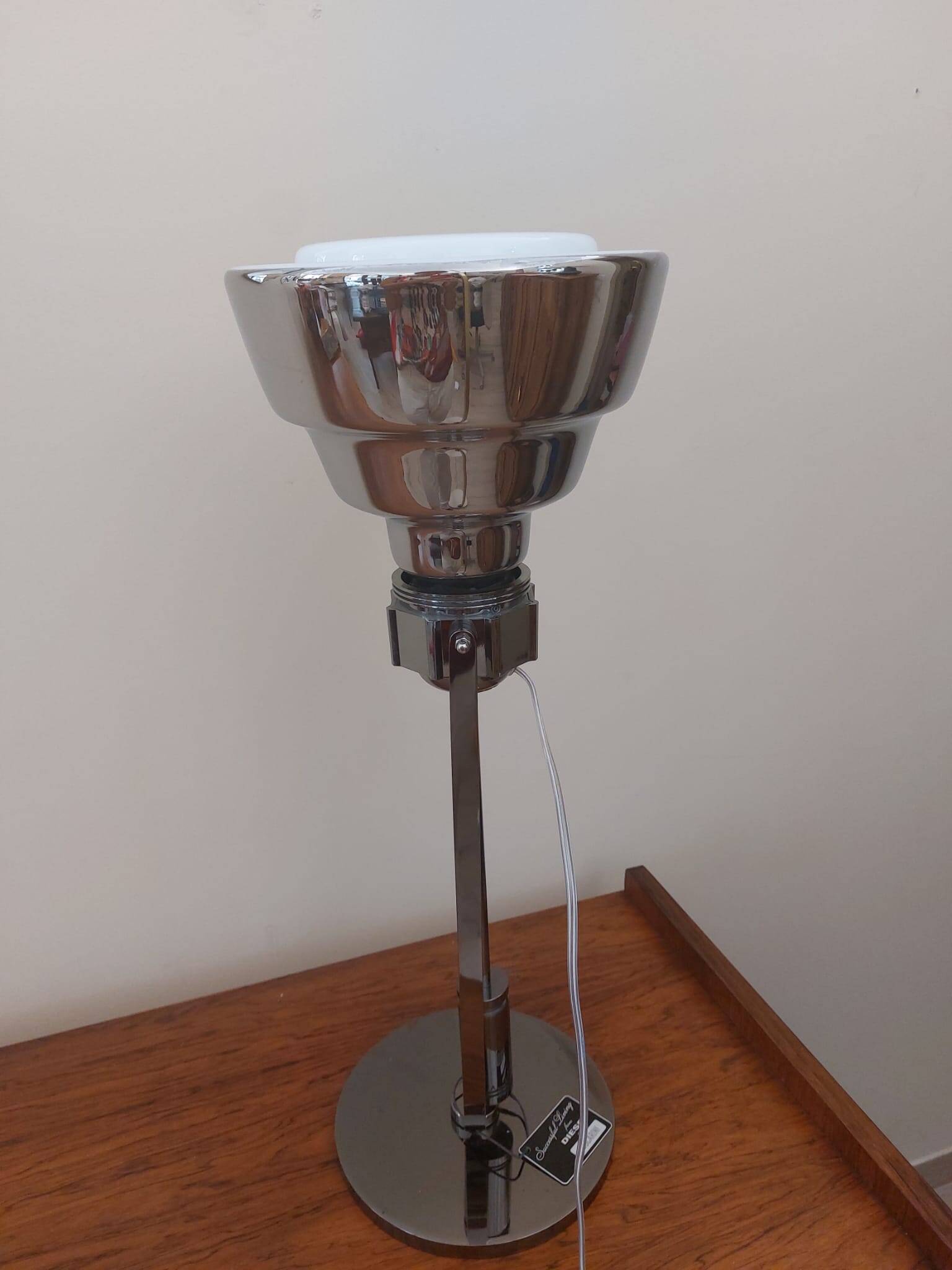 Lampada da tavolo "Glas" in vetro opalino e acciaio cromato