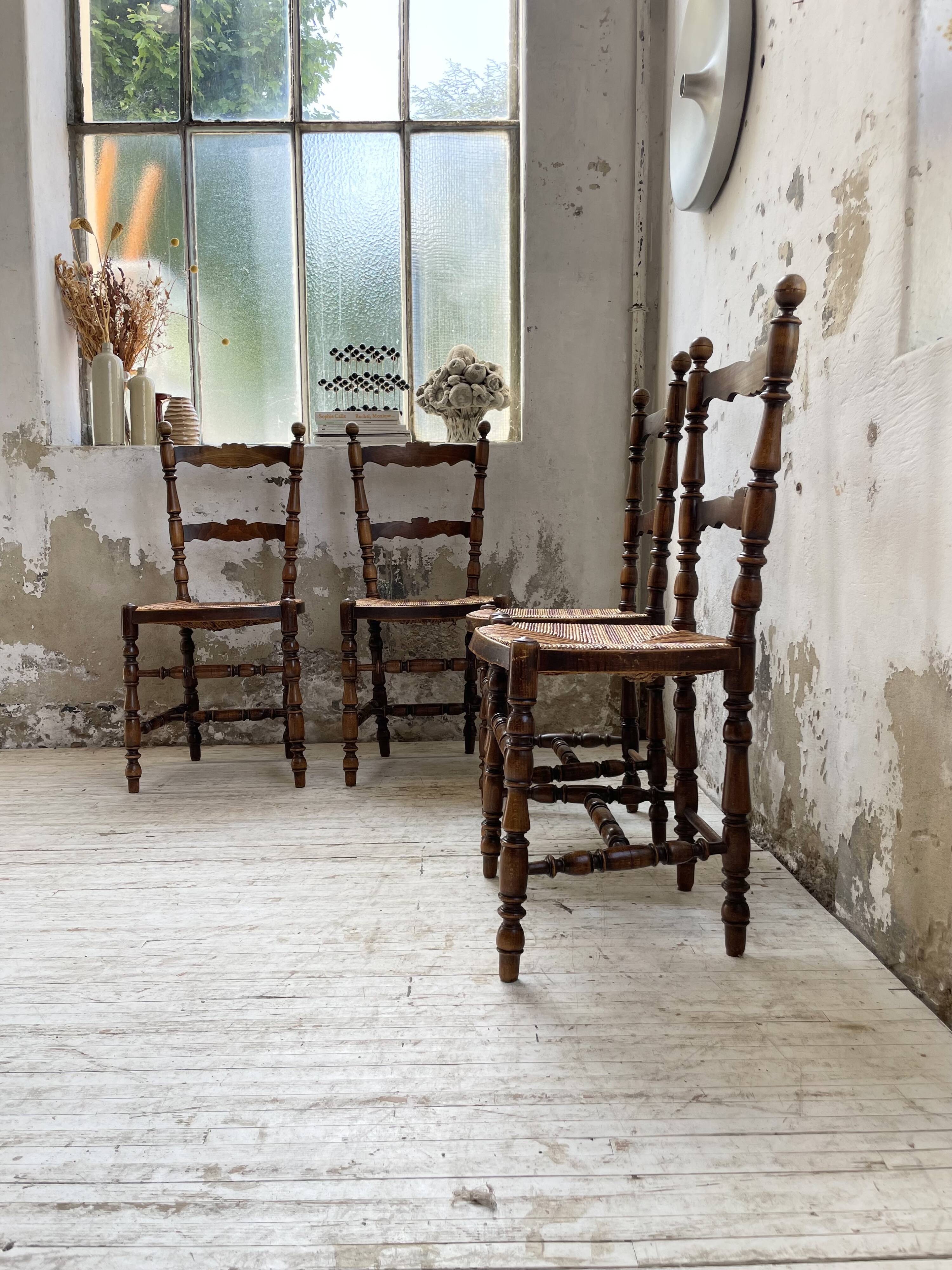 Set of rustic Provençal mulched chairs