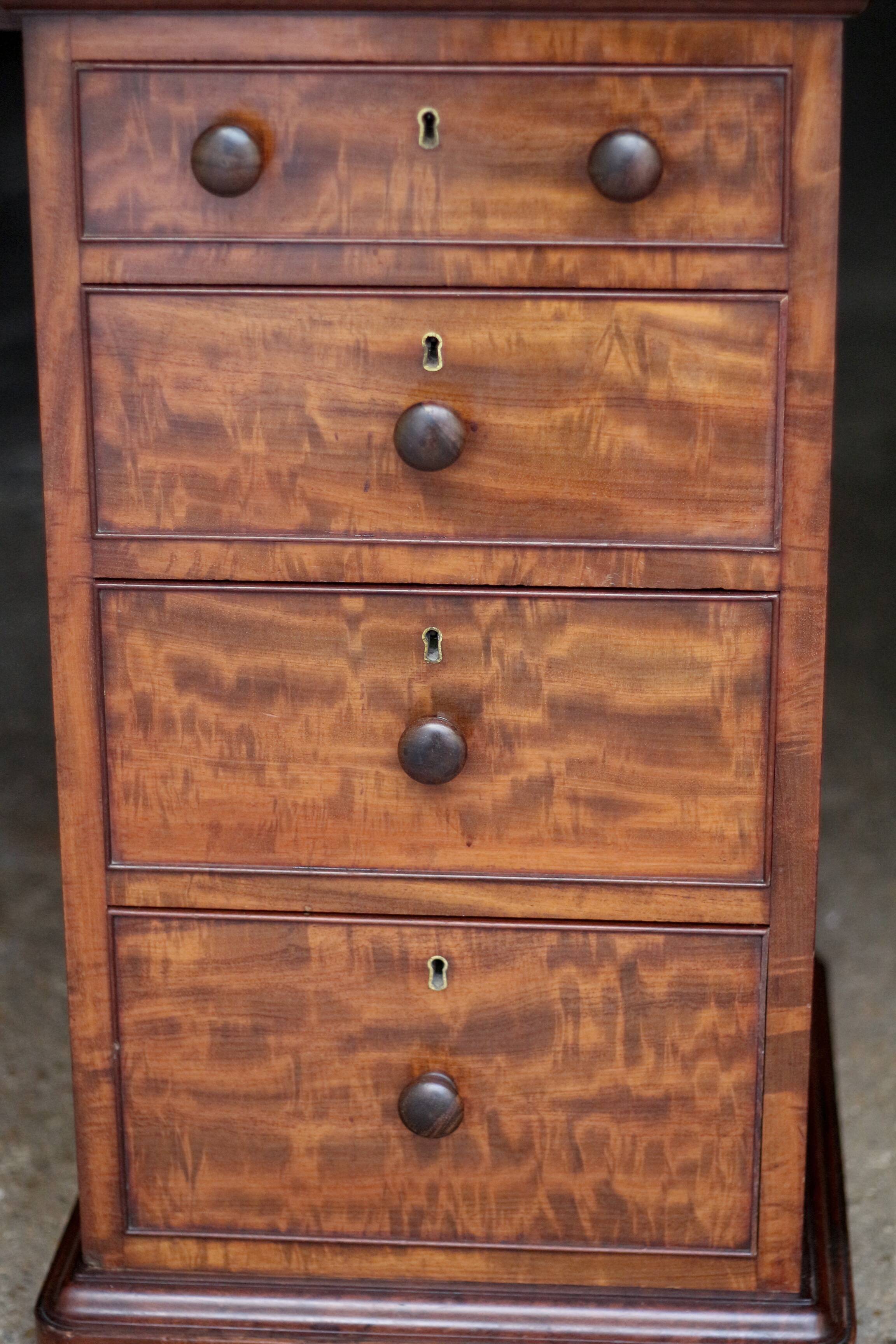 Exceptional: pair of Gillows of Lancaster chiffoniers (circa 1830)