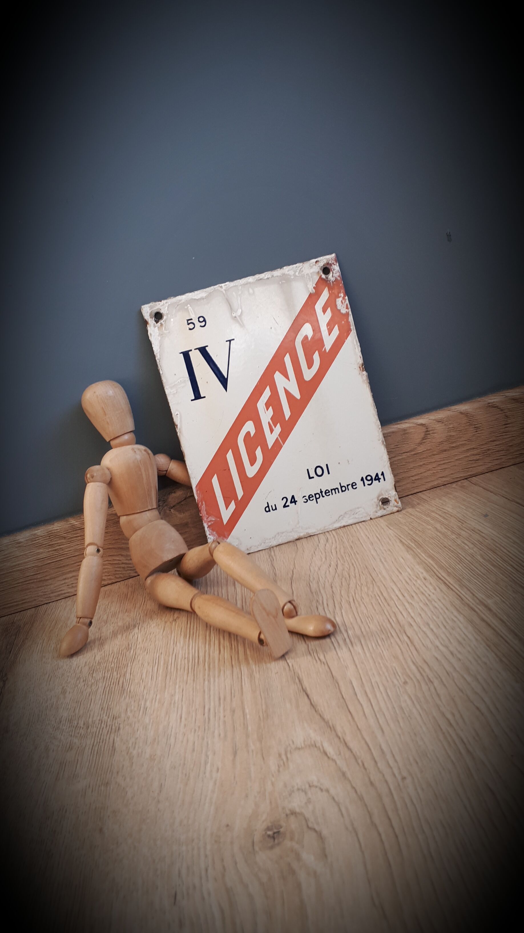 Enamelled plate "License IV"