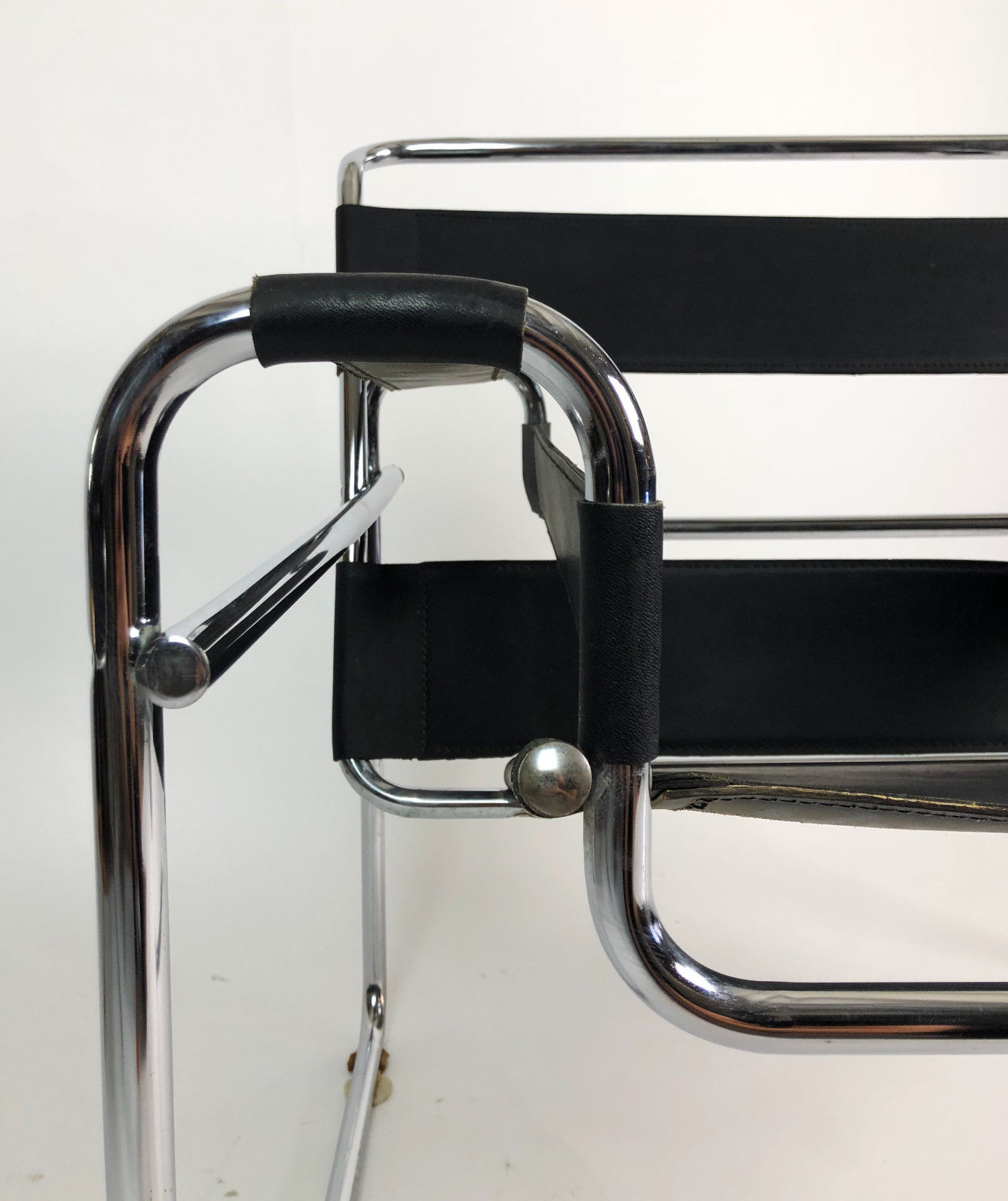 Pair of "vassily" model armchairs Marcel Breuer 1980