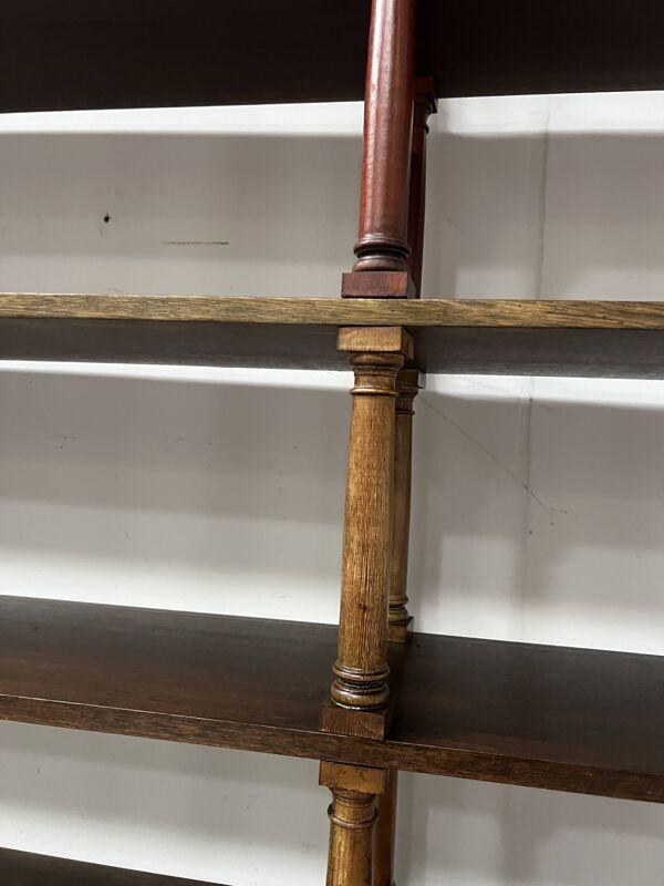 Bibliothèque ouverte a ressaut central en bois naturel  XX siècle