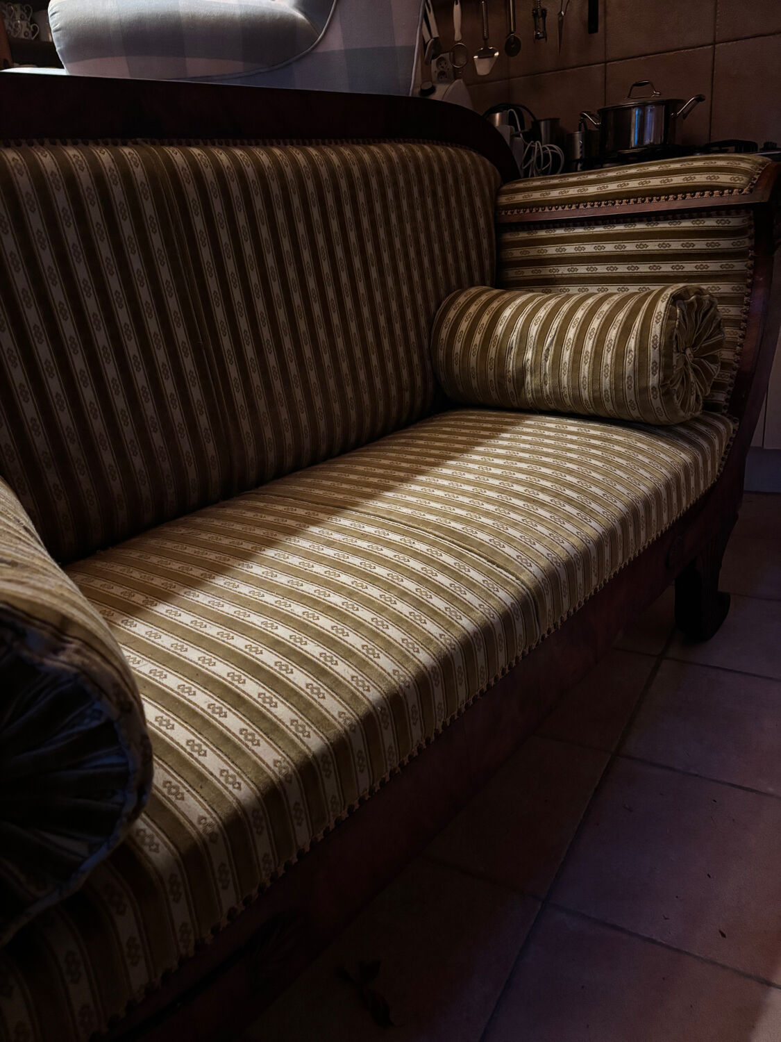 Canapé ancien de caractère en bois massif