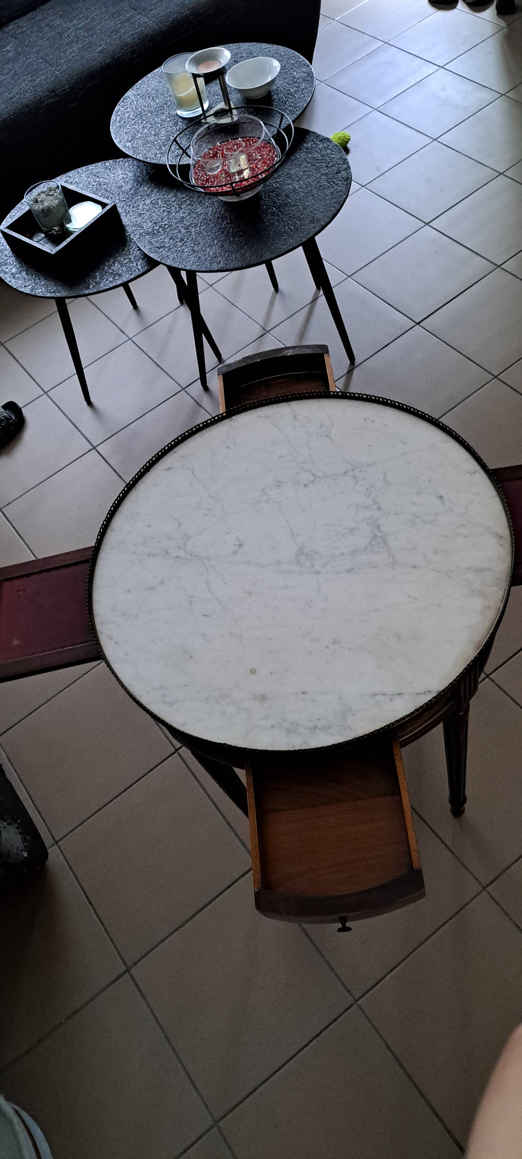 Table bouillotte, guéridon de style Louis XVI en marbre et laiton
