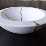 Coupe en béton, teintée cirée, incrustée de coulures à la feuille d'or dans une inspiration Kintsugi