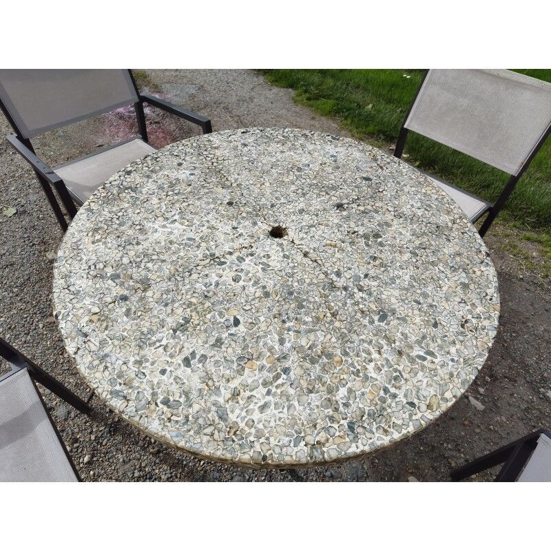 Garden furniture in stone with a vintage 1970s iron base.