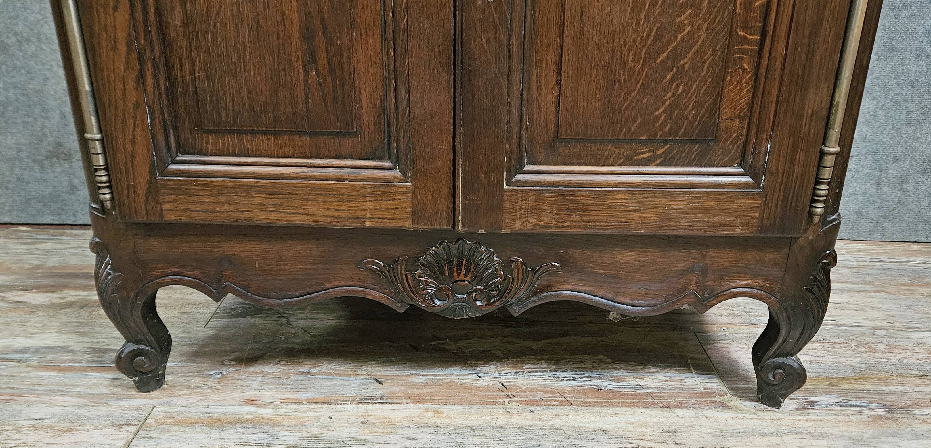 Rustic oak bonnetière