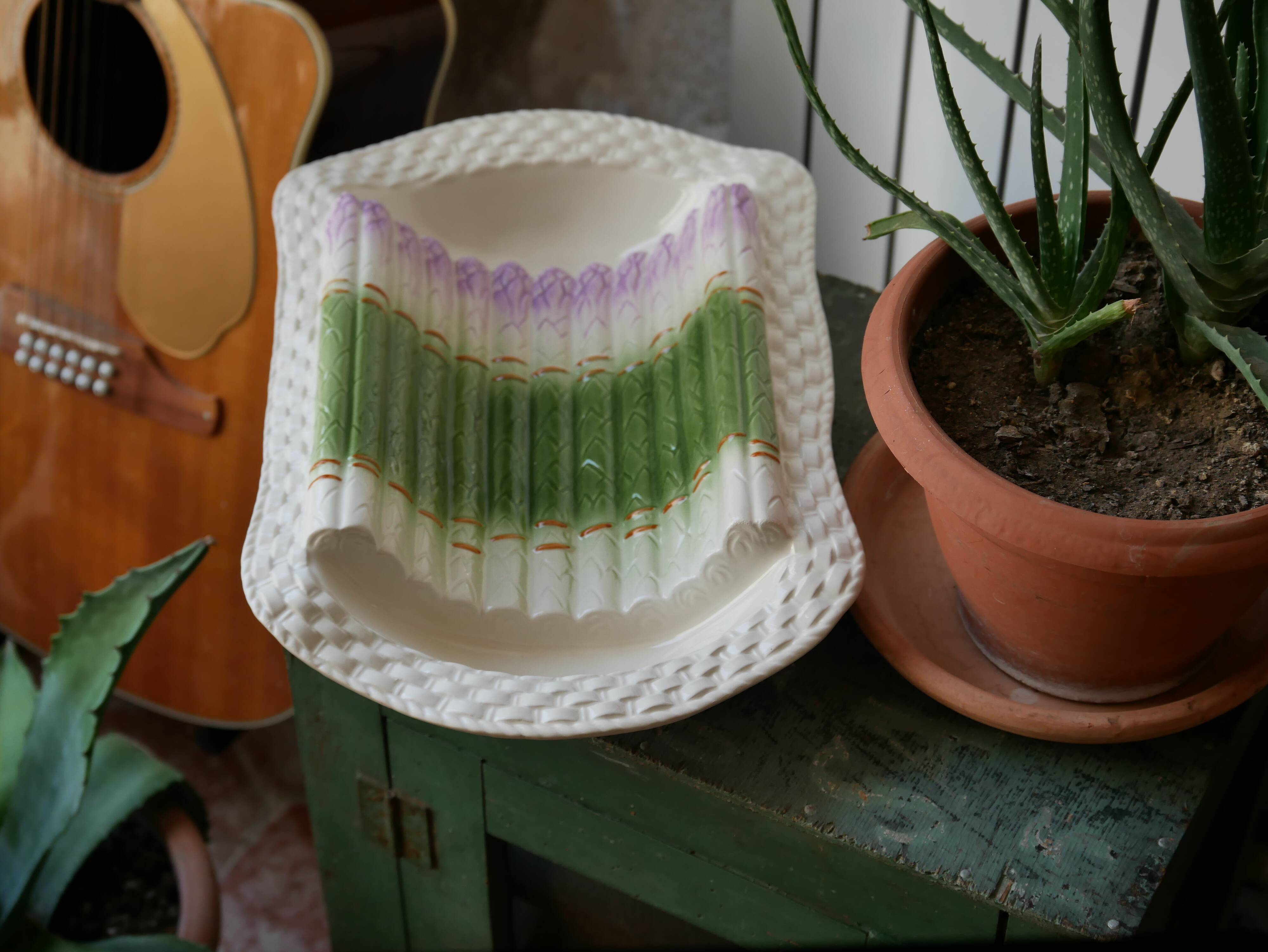 Plat à asperge barbotine