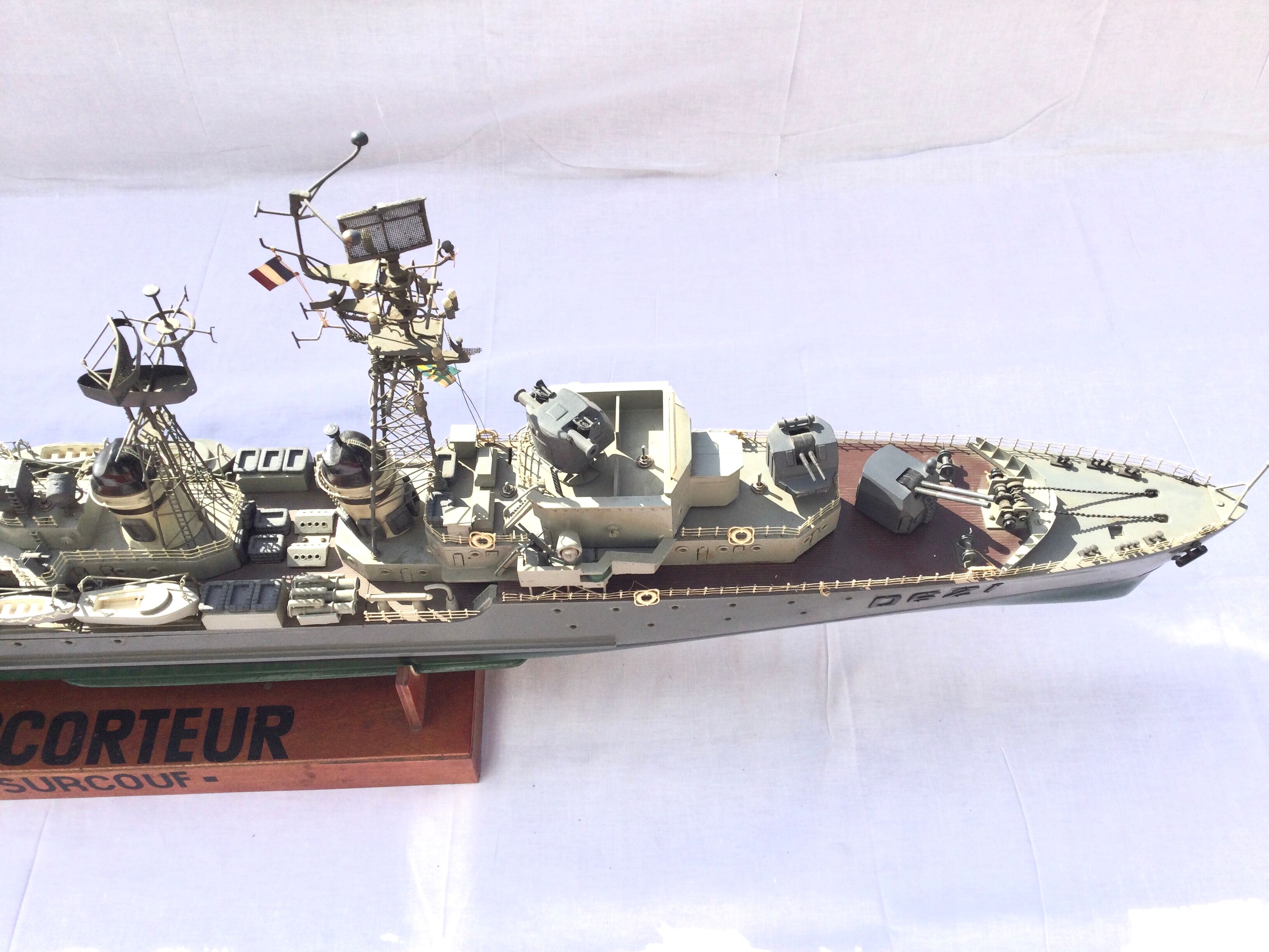 Model of boat surcouf wing escort