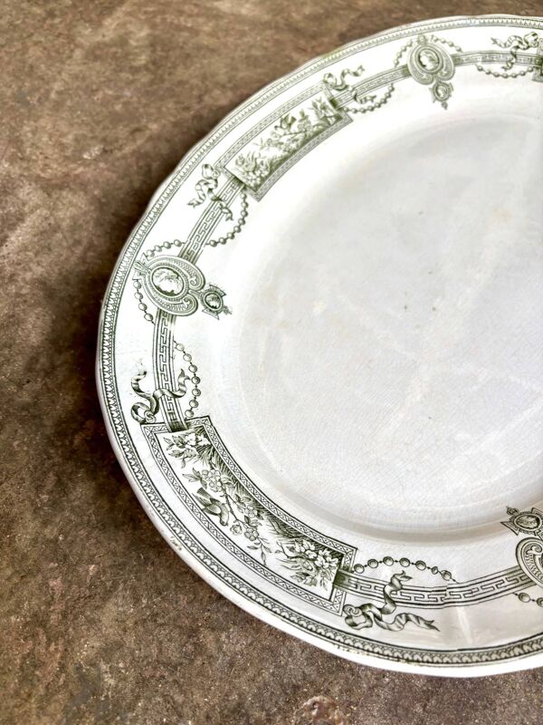 Plat ovale en terre de fer St Amand et Hamage, service ''Médaillon