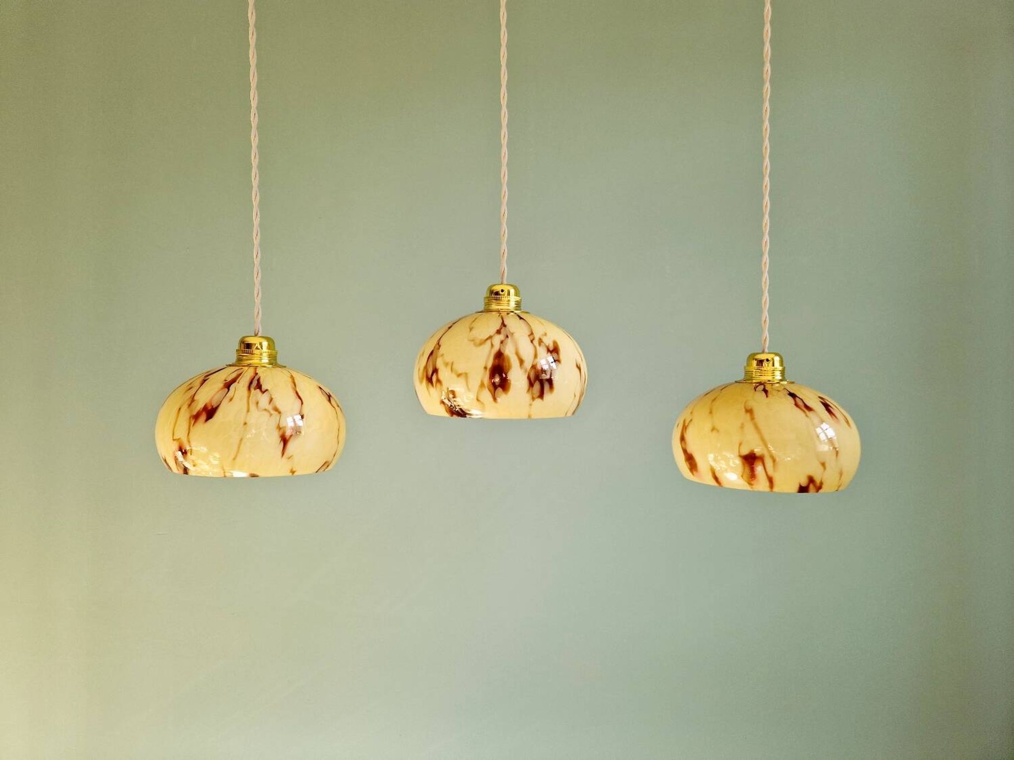 Trio of Art Deco pendant lights in marbled opaline glass, 1920s-30s
