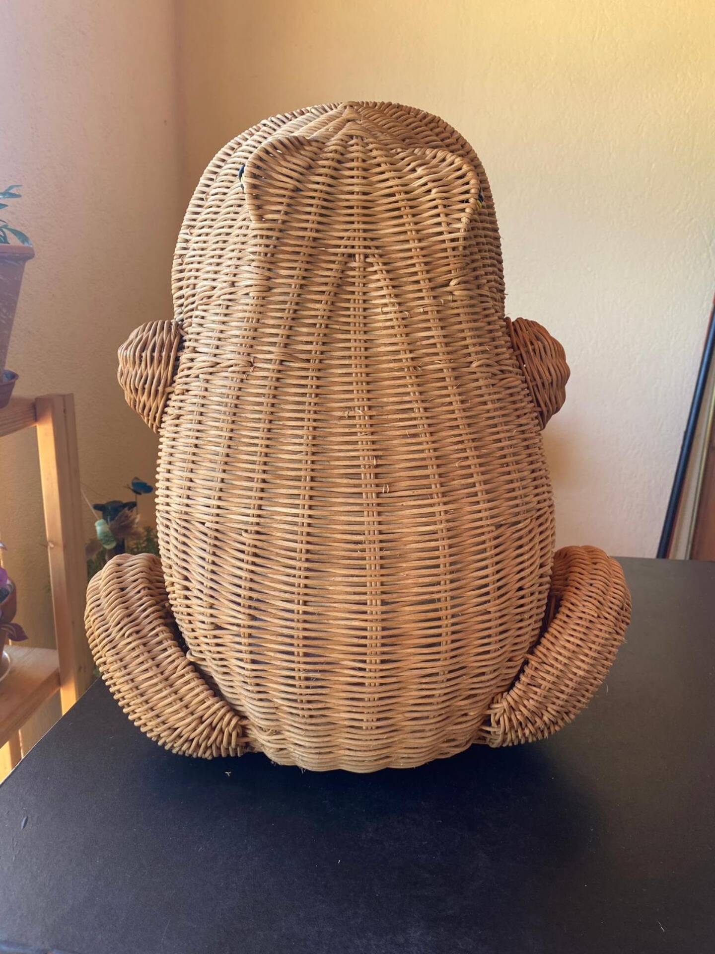 Large vintage 1970s frog magazine rack in rattan — Original fabric